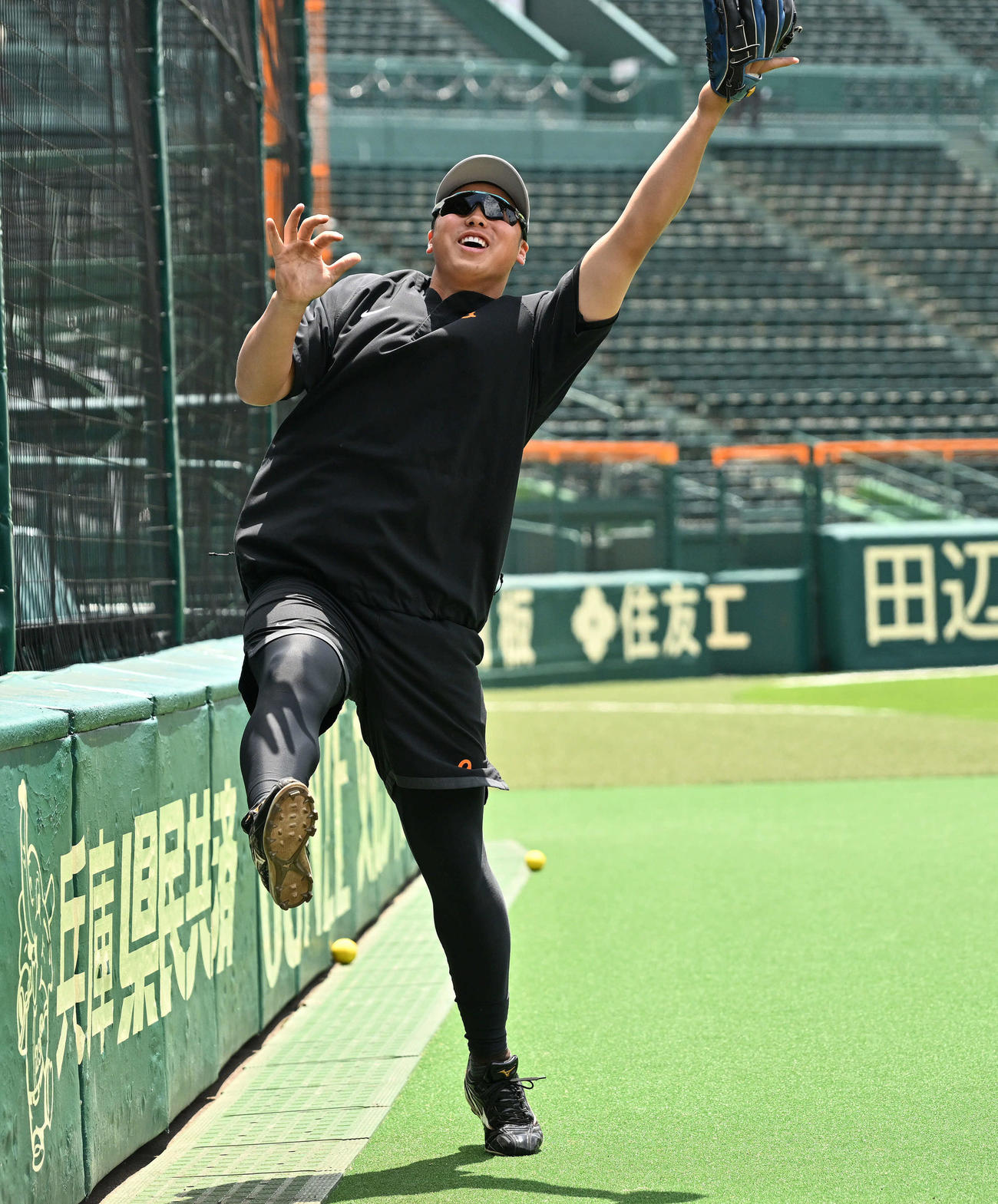 阪神対巨人　1軍に合流し試合前練習に臨む巨人北村（撮影・滝沢徹郎）
