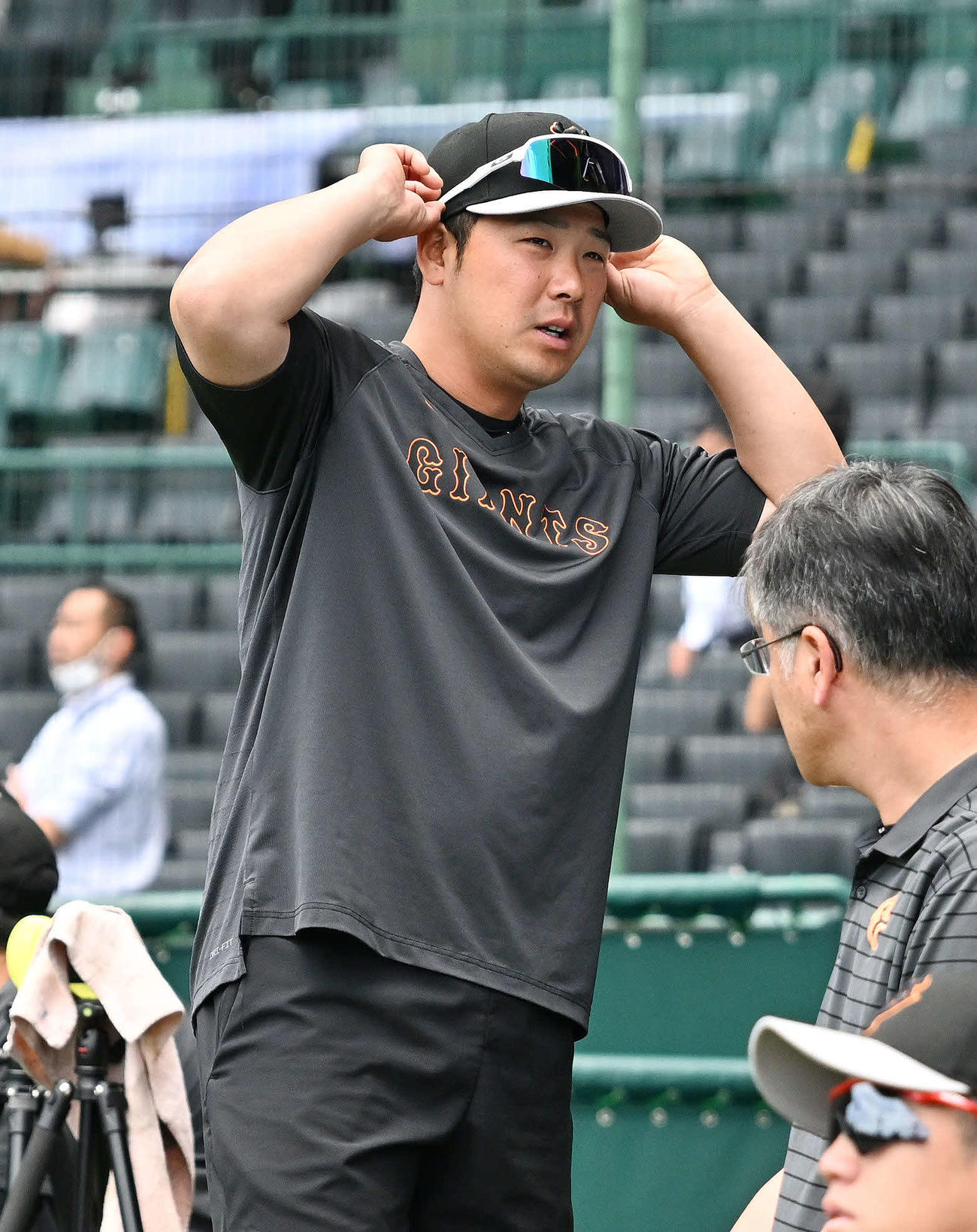 阪神対巨人　1軍に合流し試合前練習に臨む巨人香月（撮影・滝沢徹郎）