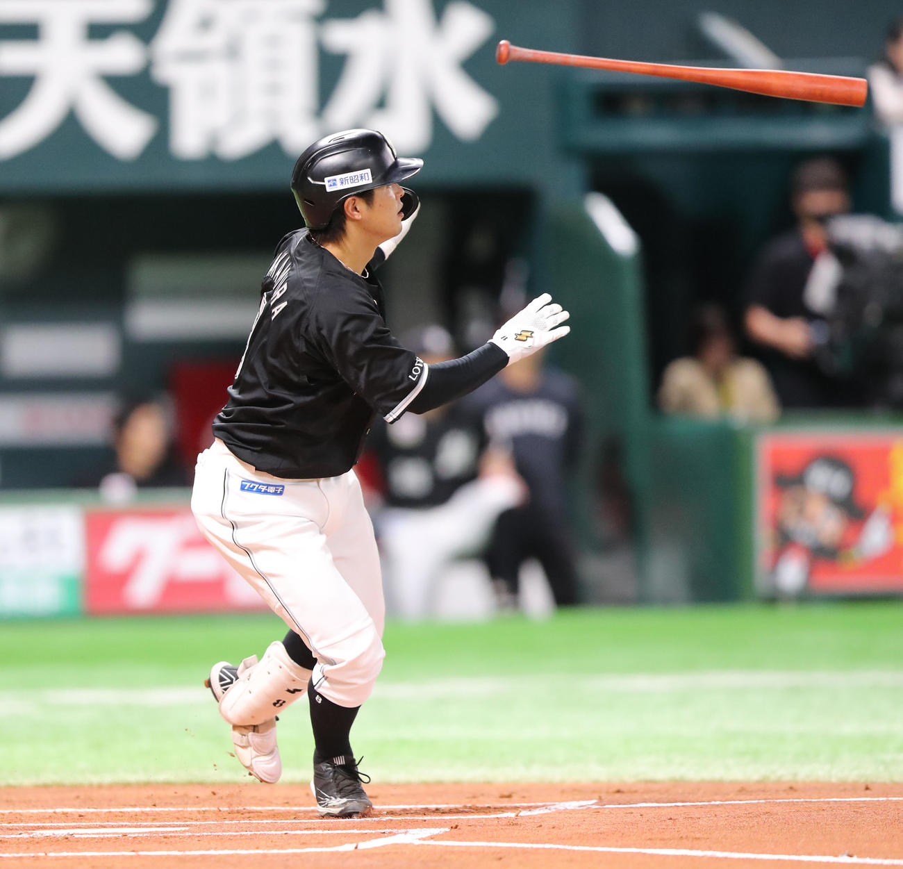 ソフトバンク対ロッテ　1回表ロッテ1死一塁、中村は左越えに先制2点本塁打を放つ（撮影・梅根麻紀）