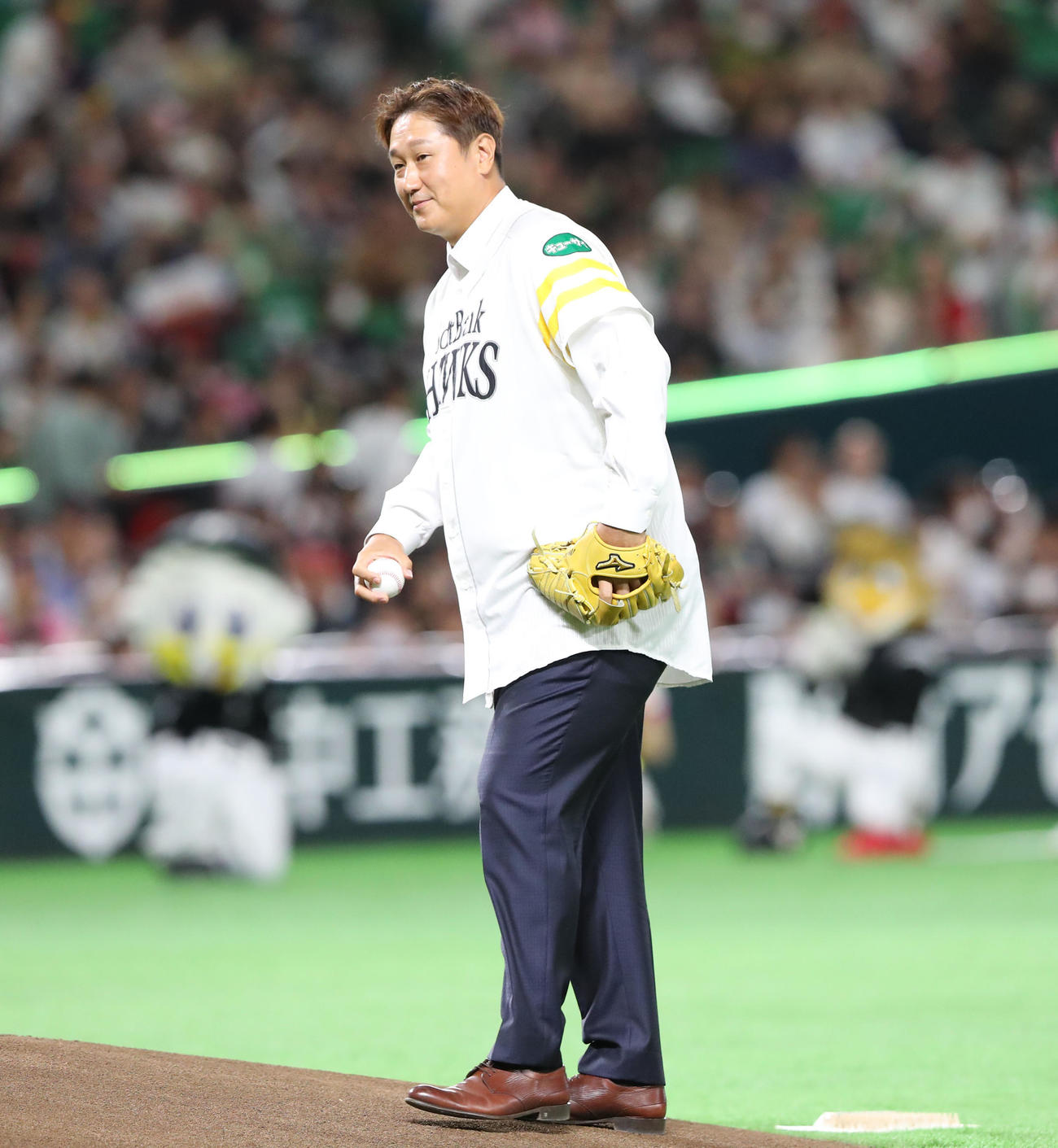 ソフトバンク対ロッテ　セレモニアルピッチでマウンドにあがる李大浩（撮影・梅根麻紀）