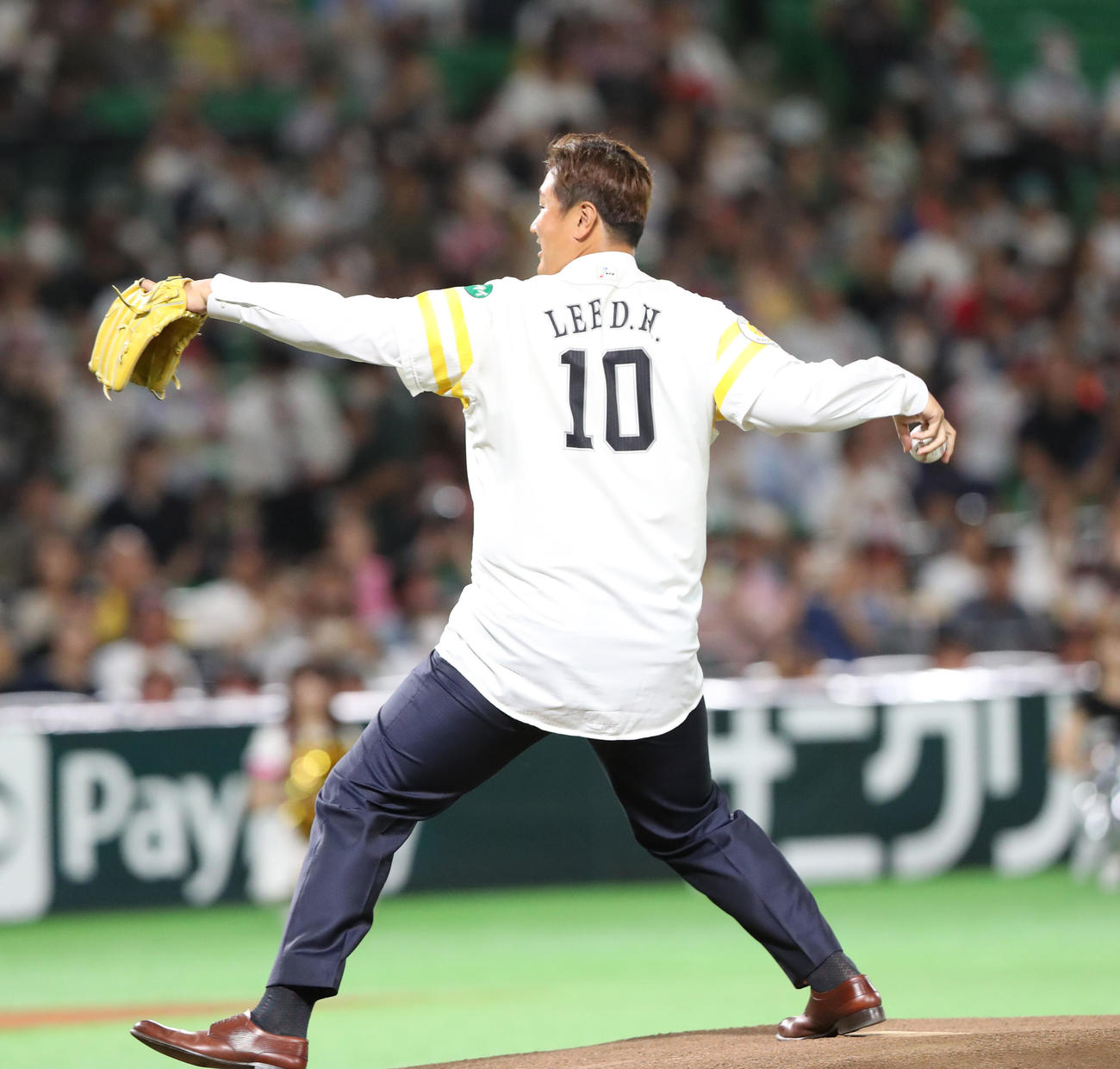 ソフトバンク対ロッテ　セレモニアルピッチでマウンドにあがる李大浩（撮影・梅根麻紀）