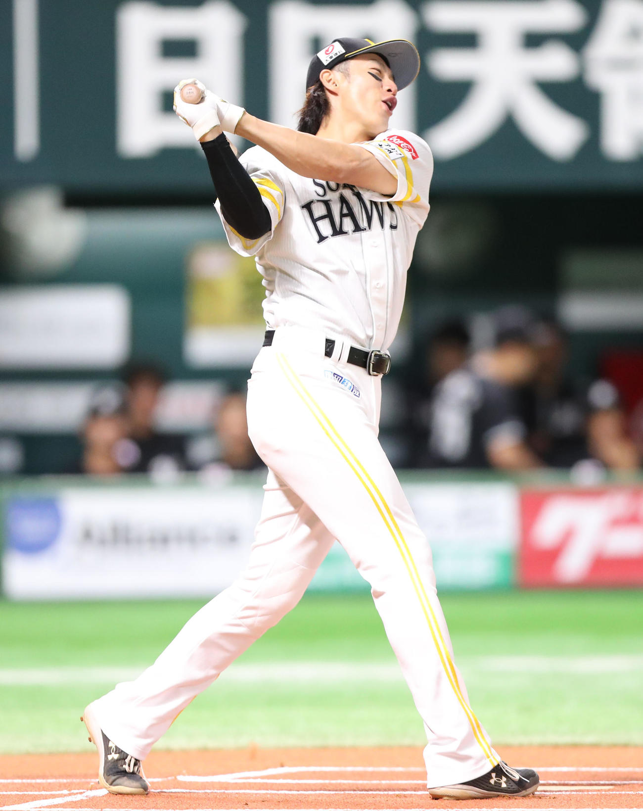 ソフトバンク対ロッテ　セレモニアルピッチで打席に立った柳田（撮影・梅根麻紀）