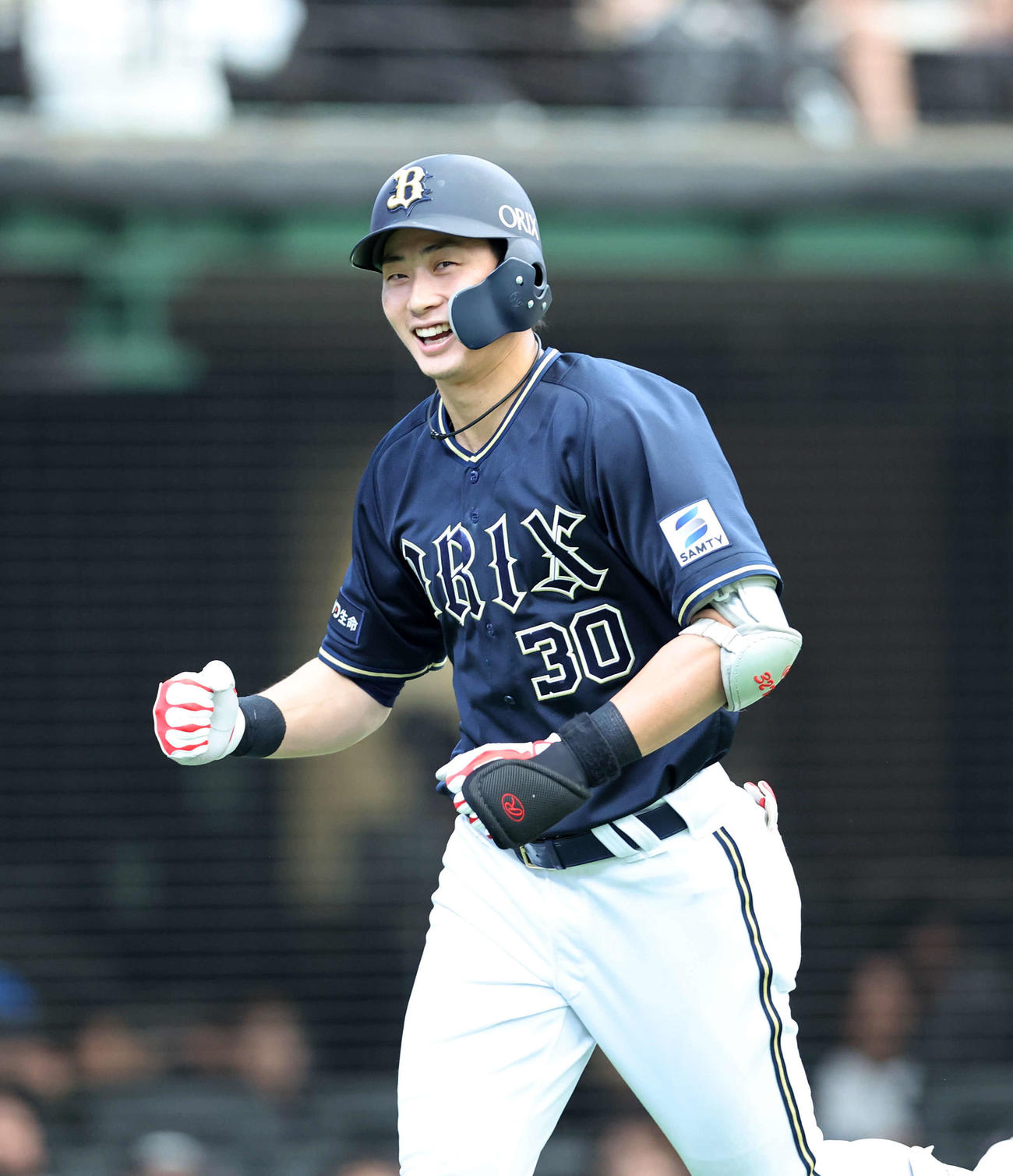 西武対オリックス　5回表オリックス1死三塁、広岡は左越え2点本塁打を放ちガッツポーズ（撮影・鈴木正人）