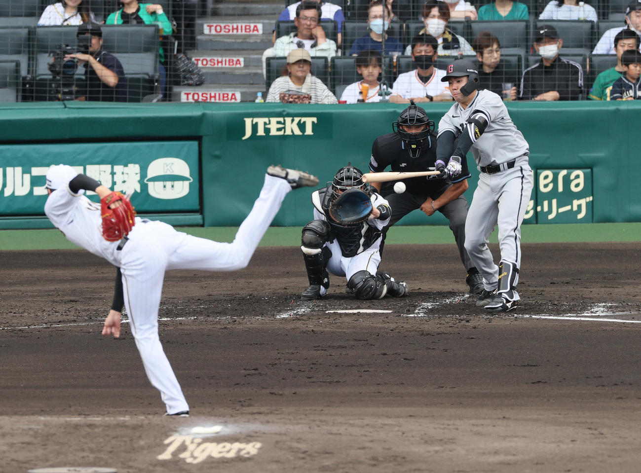阪神対巨人　3回表巨人2死、松井は左前打を放つ。投手才木（撮影・上山淳一）