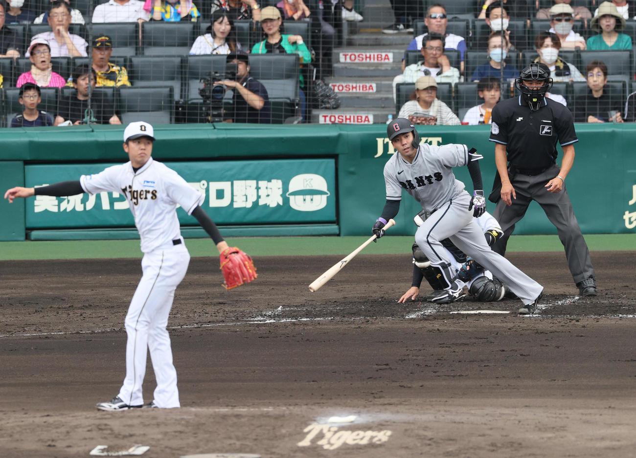 阪神対巨人　3回表巨人2死、松井は左前打を放つ。投手才木（撮影・上山淳一）
