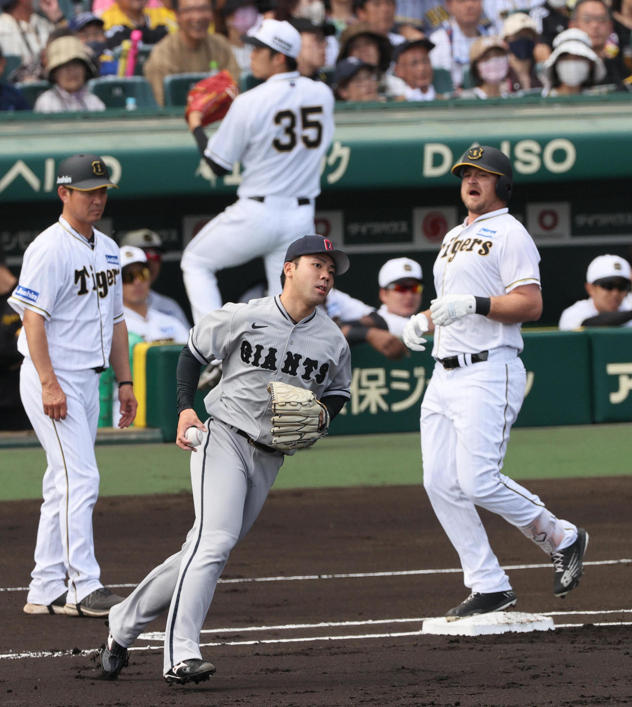 阪神対巨人　1回裏阪神2死、松井（手前）はノイジー（右）を一ゴロに仕留める（撮影・上山淳一）