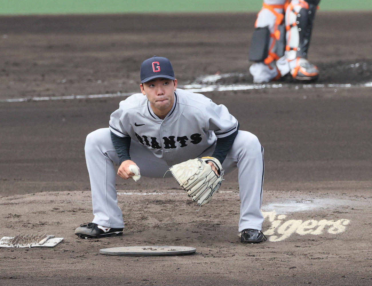 阪神対巨人　2回、マウンドで準備する巨人松井（撮影・上山淳一）