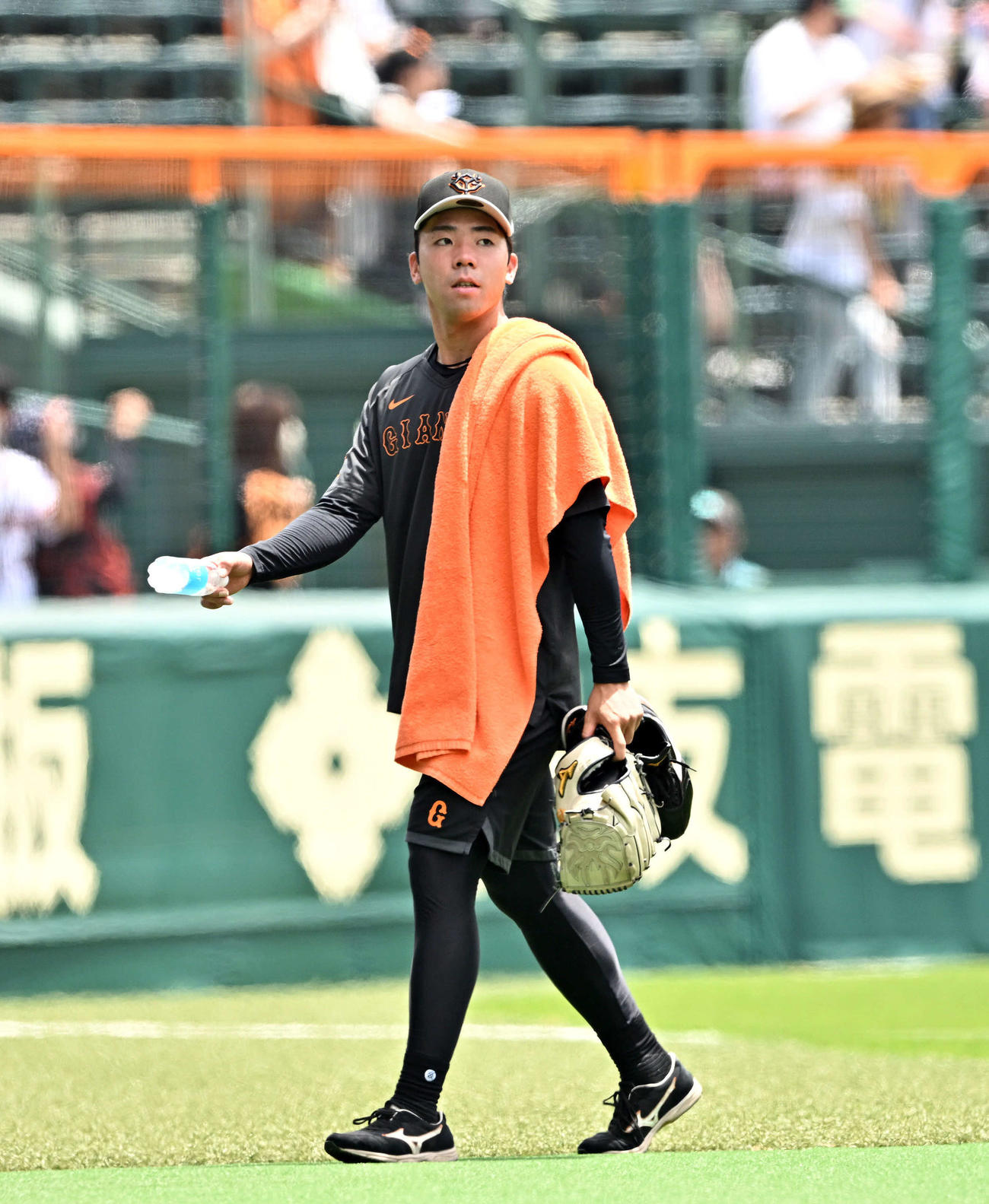 阪神対巨人　試合前練習を終え引き揚げる巨人松井（撮影・滝沢徹郎）