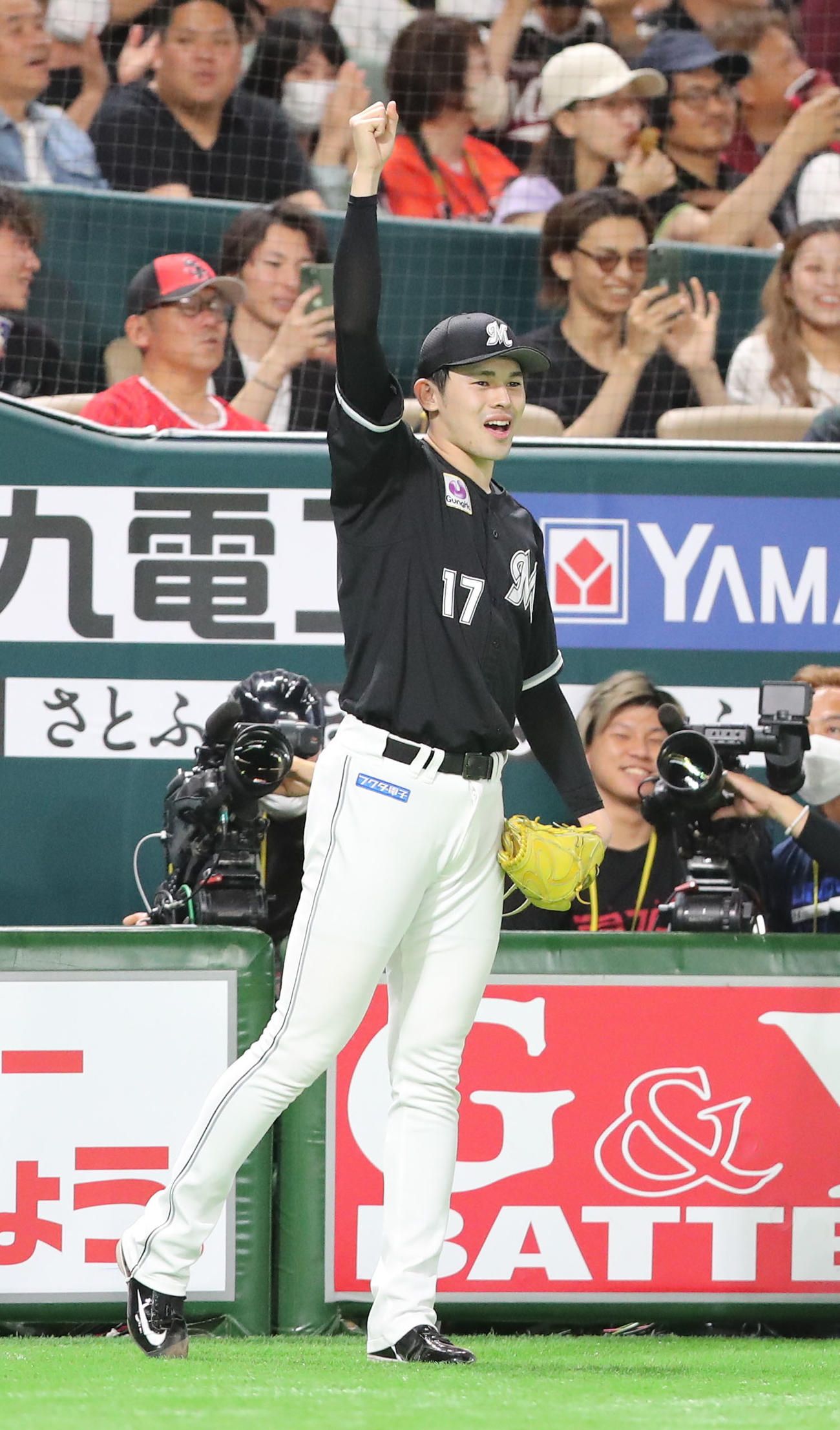 ソフトバンク対ロッテ　1回表ロッテ1死一塁、中村は左越えに先制2点本塁打を放つ、喜ぶ佐々木朗希（撮影・梅根麻紀）