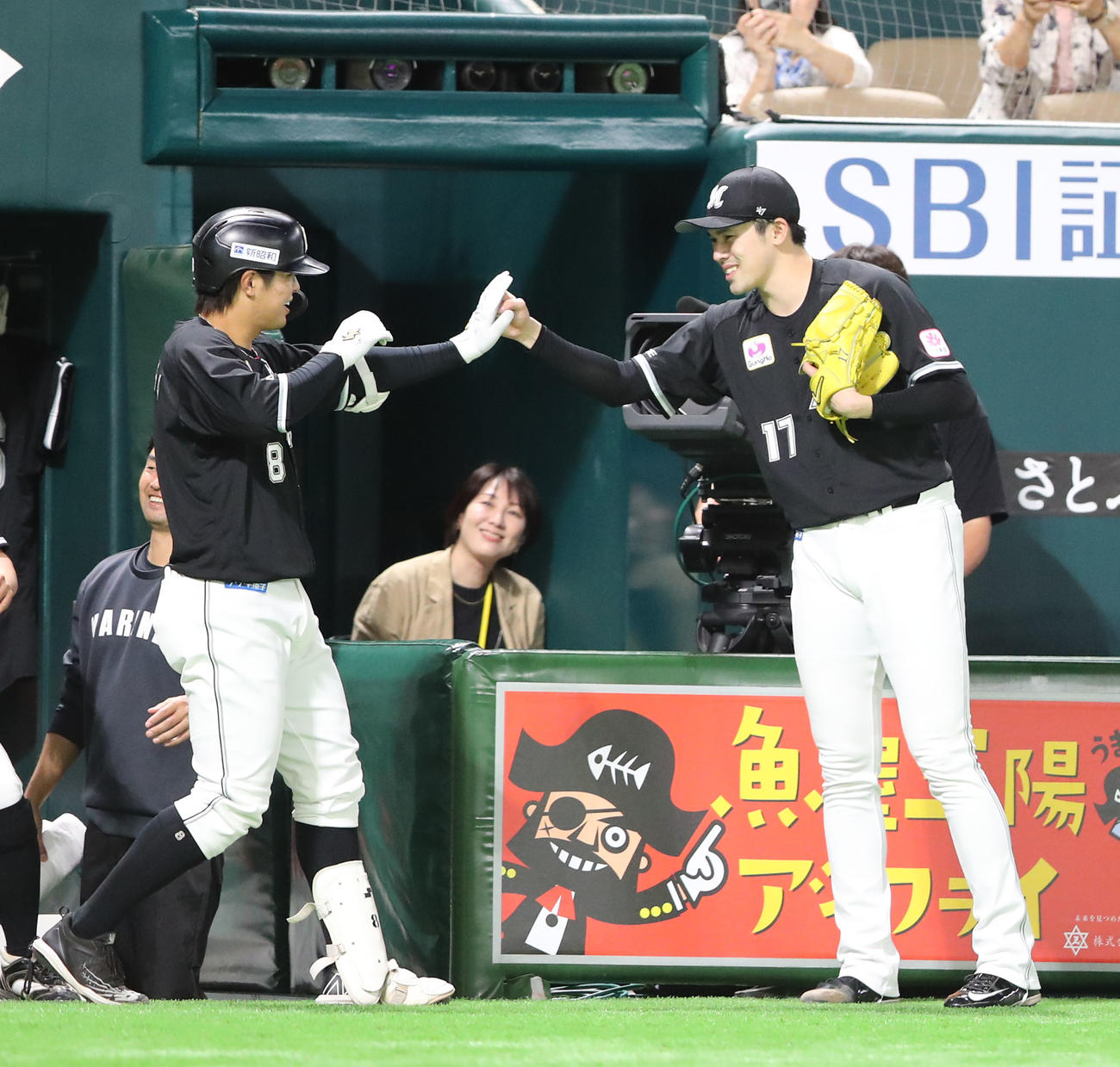 ソフトバンク対ロッテ　1回表ロッテ1死一塁、中村は左越えに先制2点本塁打を放つ、喜ぶ佐々木朗希（撮影・梅根麻紀）