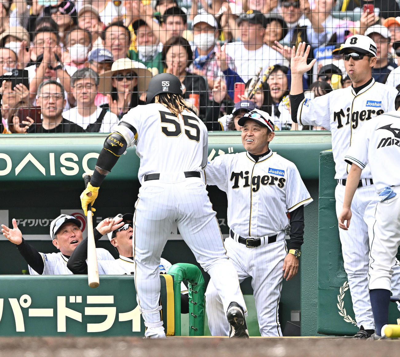 阪神対巨人　4回裏阪神2死、先制ソロ本塁打を放ったミエセス（手前）を迎える岡田監督（後列左から3人目）（撮影・滝沢徹郎）