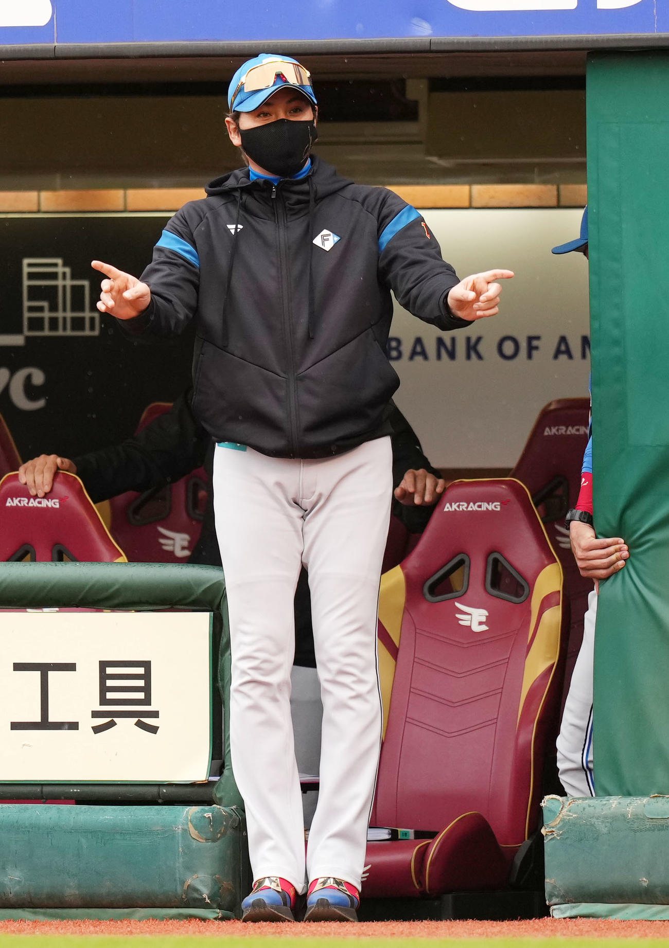 楽天対日本ハム　7回裏楽天1死一塁、小郷の二盗でリプレー検証を要求する新庄監督（撮影・横山健太）