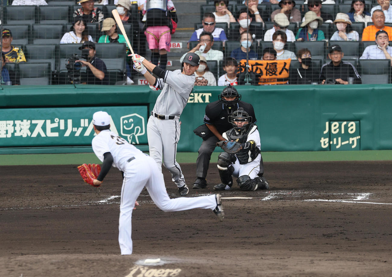阪神対巨人　7回表巨人無死、秋広は右越えソロ本塁打を放つ（撮影・上山淳一）