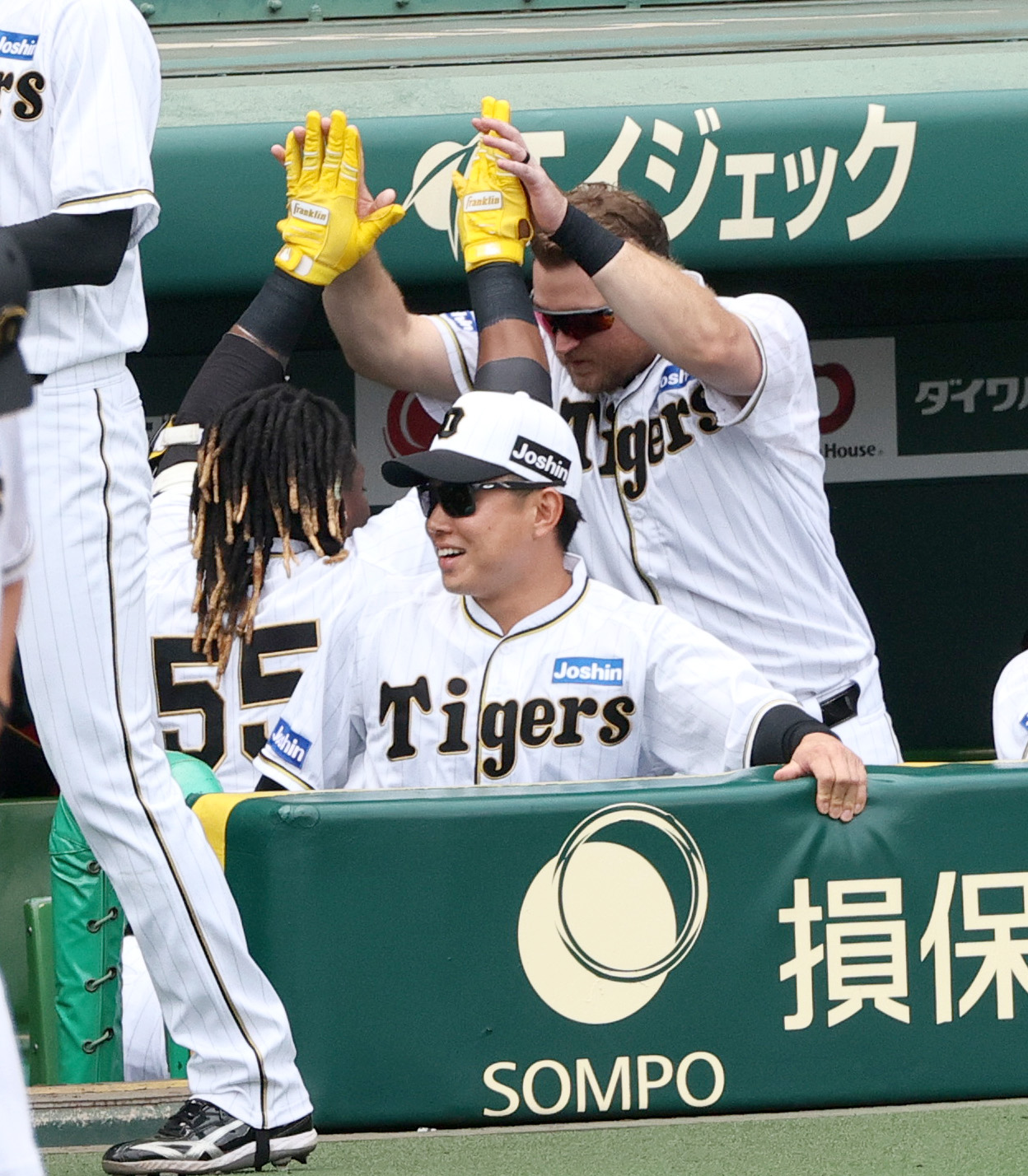 阪神対巨人　4回裏阪神2死、ミエセス先制の左越えソロ本塁打を放ち、ノイジーとハイタッチ（撮影・上山淳一）