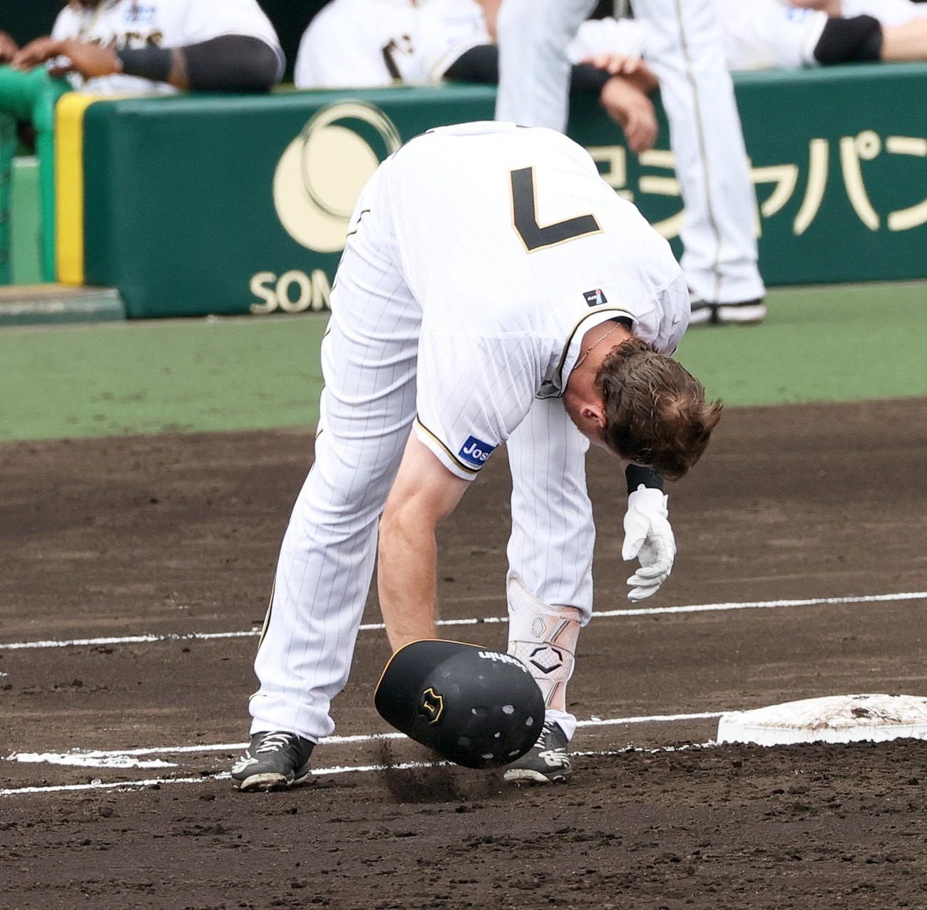 阪神対巨人　阪神対巨人　3回裏阪神2死、ノイジーは二飛に倒れヘルメットをたたきつけ悔しがる（撮影・上山淳一）