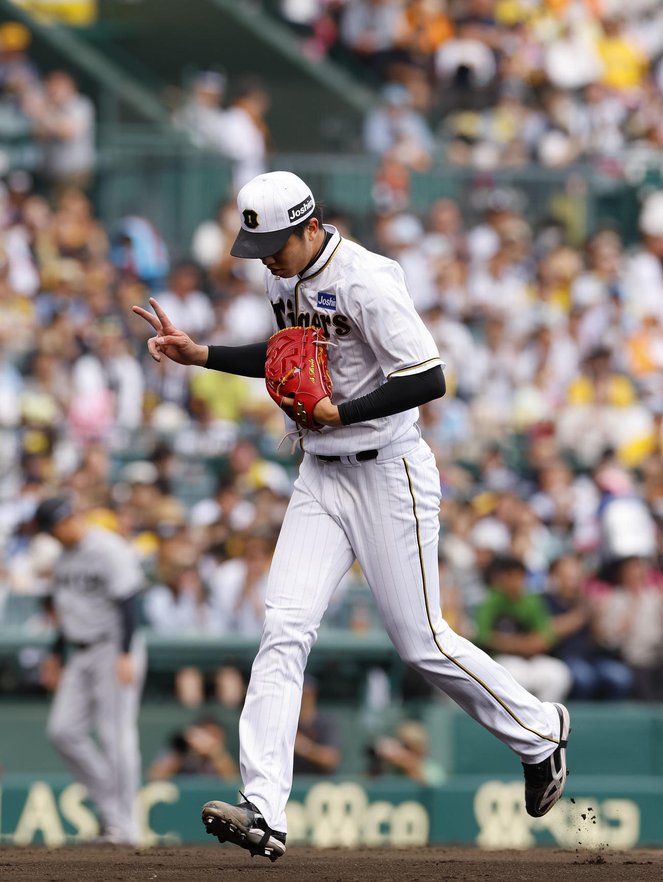 阪神対巨人　4回表巨人2死、岡本和を三振に仕留めベンチに戻る阪神才木（撮影・藤尾明華）