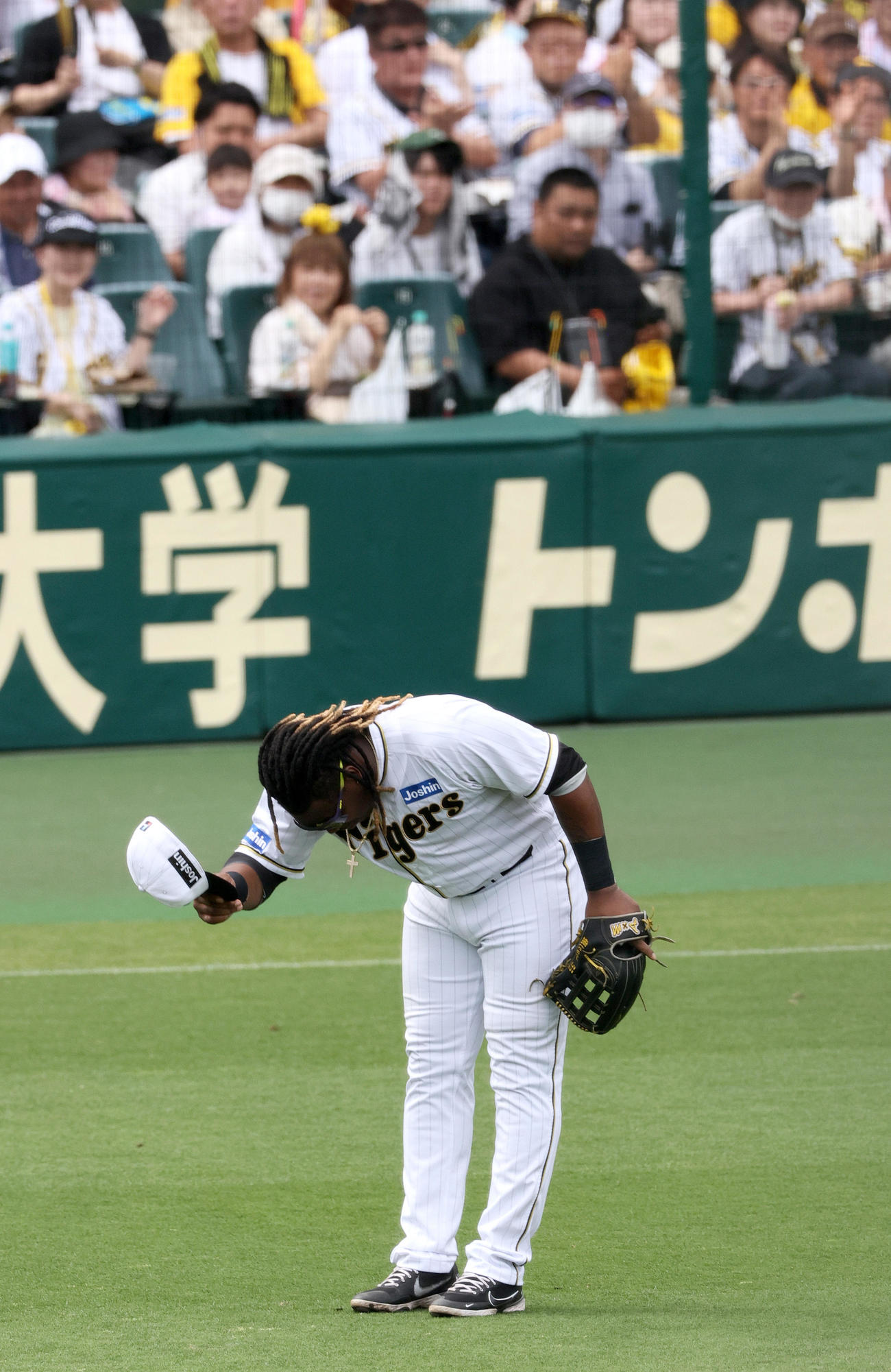 阪神対巨人　4回裏阪神2死、4回に先制左越えソロ本塁打を放ったミエセスはファンの声援に頭を下げて応える（撮影・上山淳一）