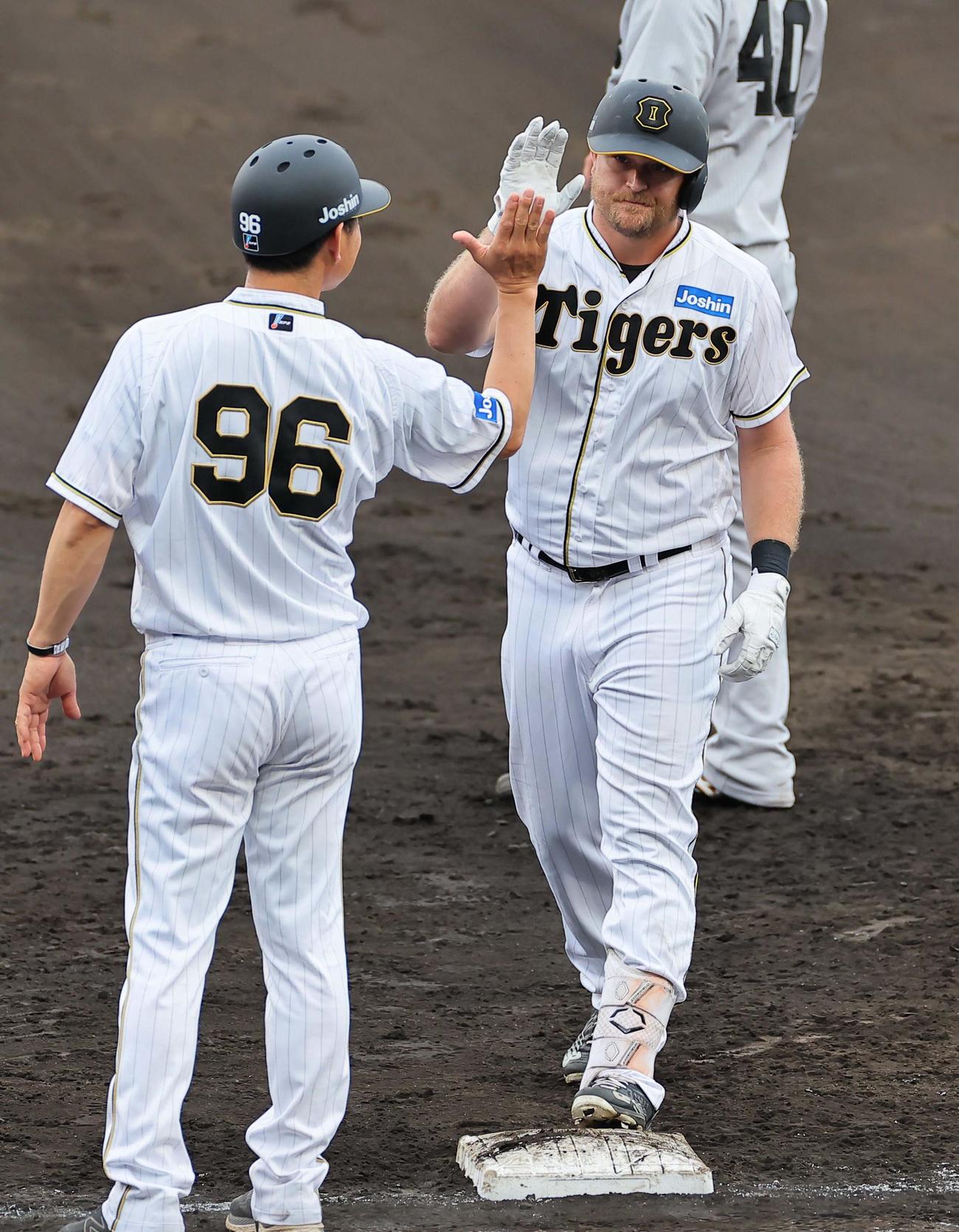 阪神対巨人　7回裏阪神1死満塁、ノイジー（右）は中前に勝ち越し適時打を放ち筒井コーチとハイタッチをする（撮影・上田博志）