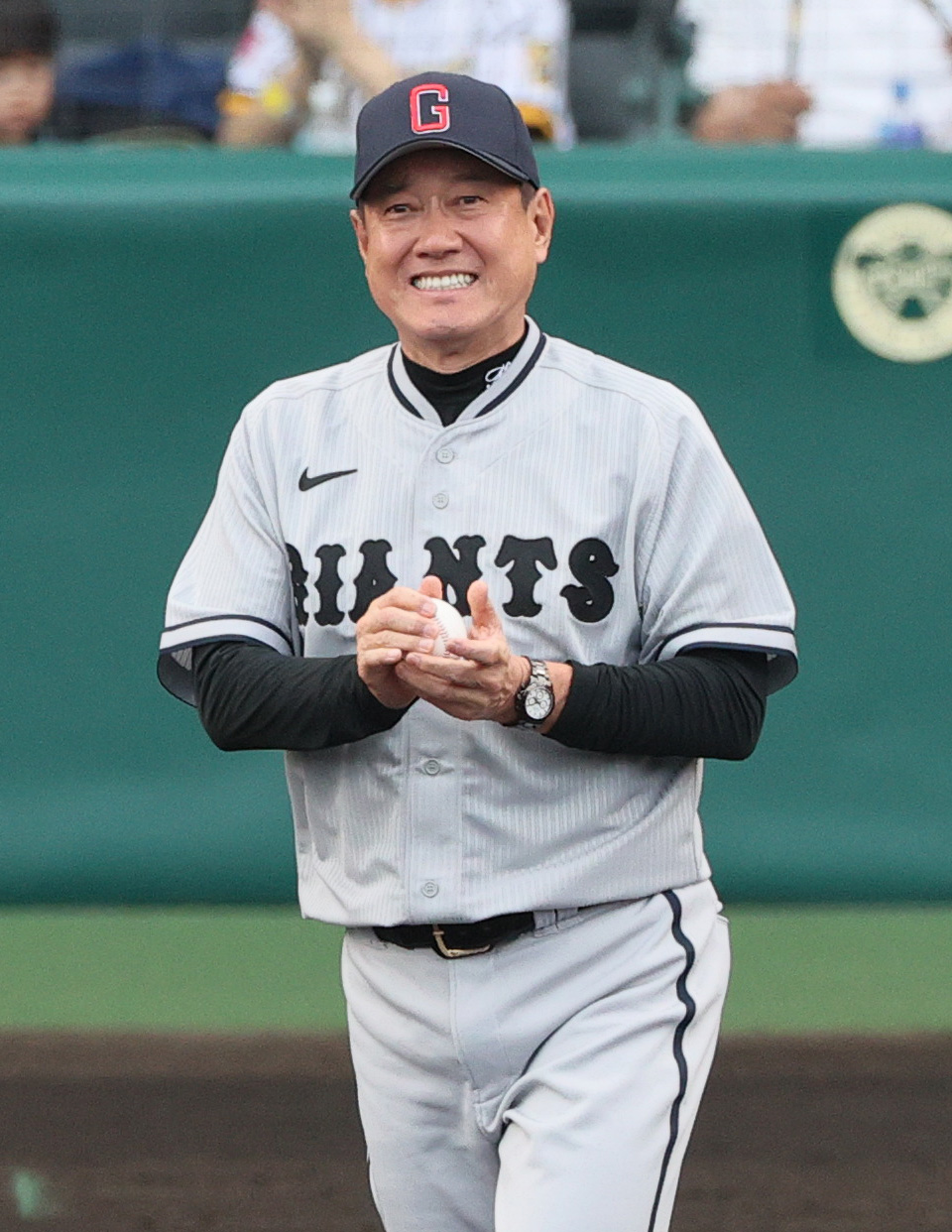 阪神対巨人　7回裏阪神無死一、二塁、苦笑いでマウンドへ向かう巨人原監督（撮影・上山淳一）