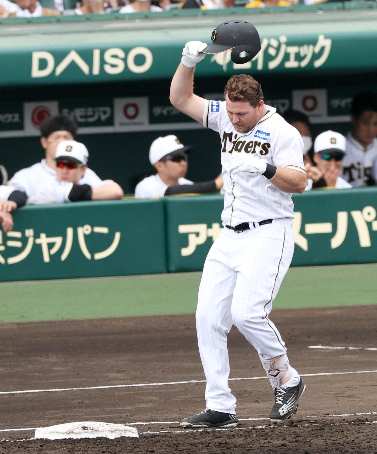 阪神対巨人　3回裏阪神2死、ノイジーは二飛に倒れヘルメットを振りかぶり悔しがる（撮影・上山淳一）