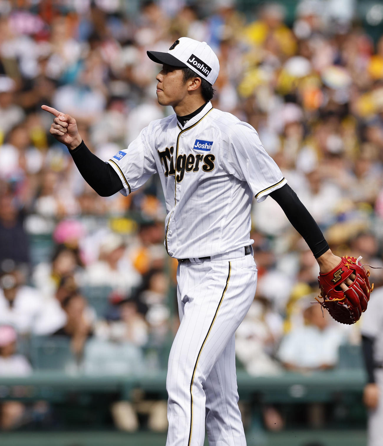 阪神対巨人　5回表巨人2死一塁、坂本を遊ゴロに打ち取り野手を指さす阪神才木（撮影・藤尾明華）