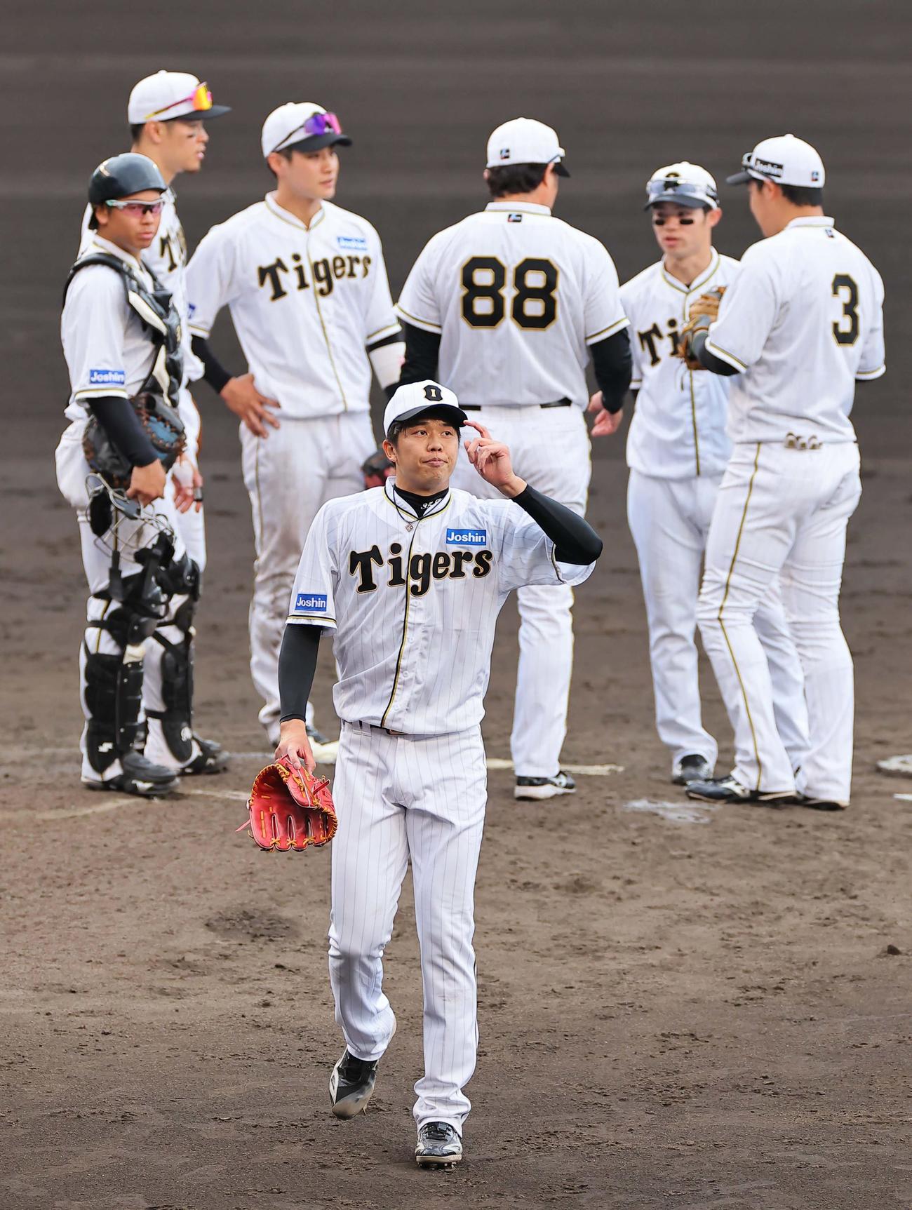 阪神対巨人　8回2死で降板する才木（中央）は悔しそうな表情を見せる（撮影・上田博志）