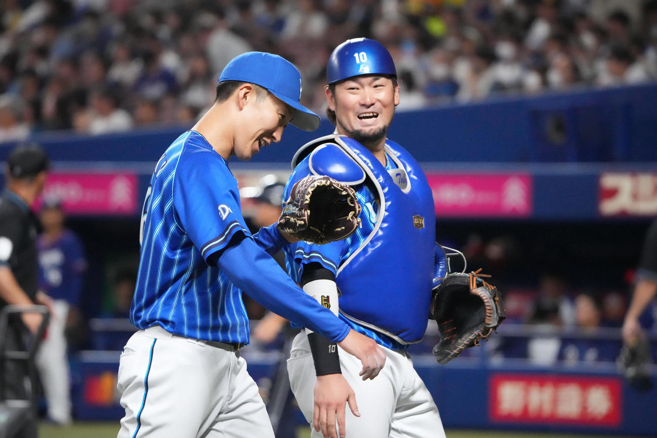 中日対DeNA 5回終了、明るい表情で戸柱と言葉を交わしベンチへ戻る大貫（左）（撮影・森本幸一）