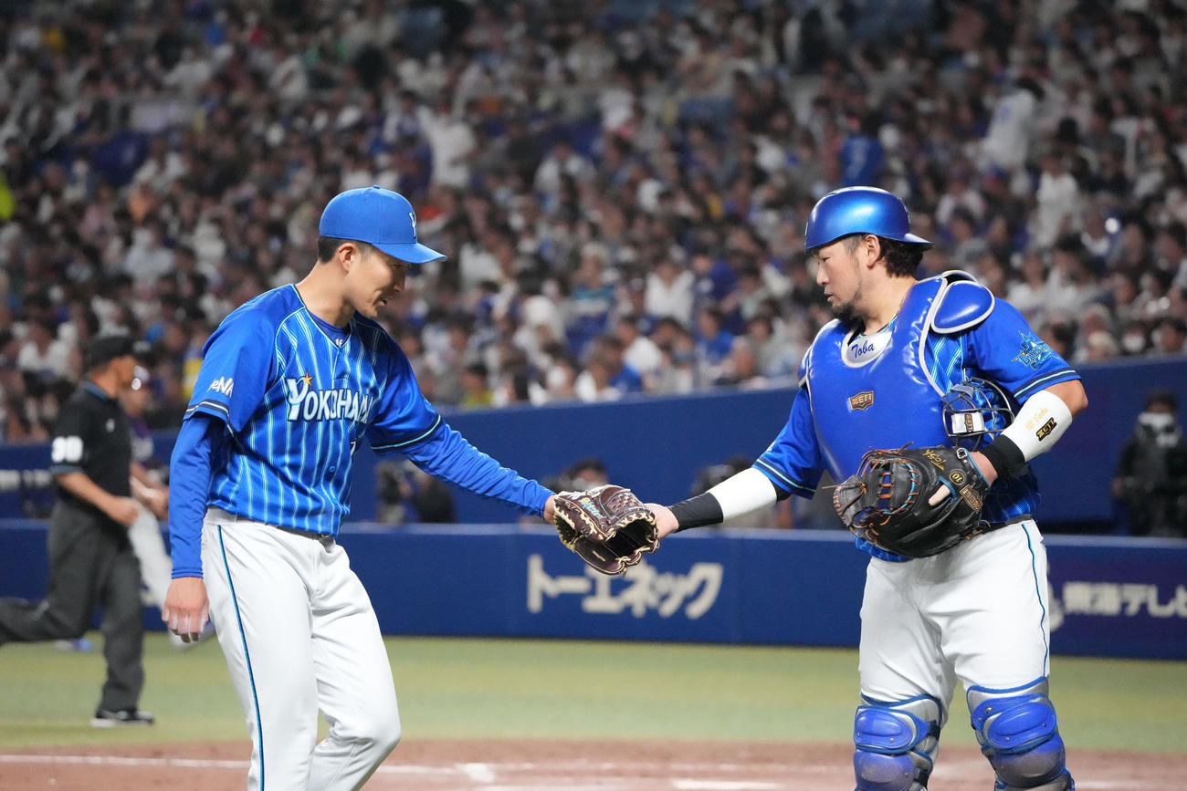 中日対DeNA 5回終了、明るい表情で戸柱とタッチを交わしベンチへ戻る大貫（左）（撮影・森本幸一）