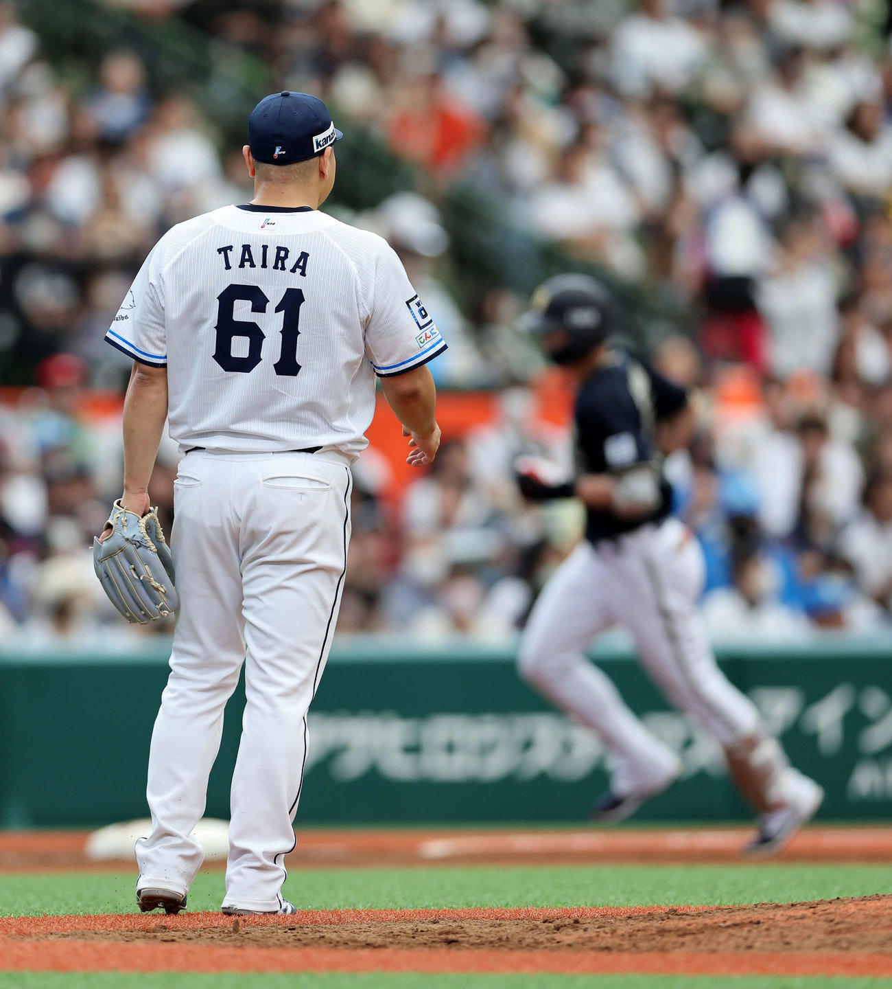 西武対オリックス　5回表オリックス1死三塁、広岡（右）に左越え2点本塁打を放たれた西武平良（撮影・鈴木正人）