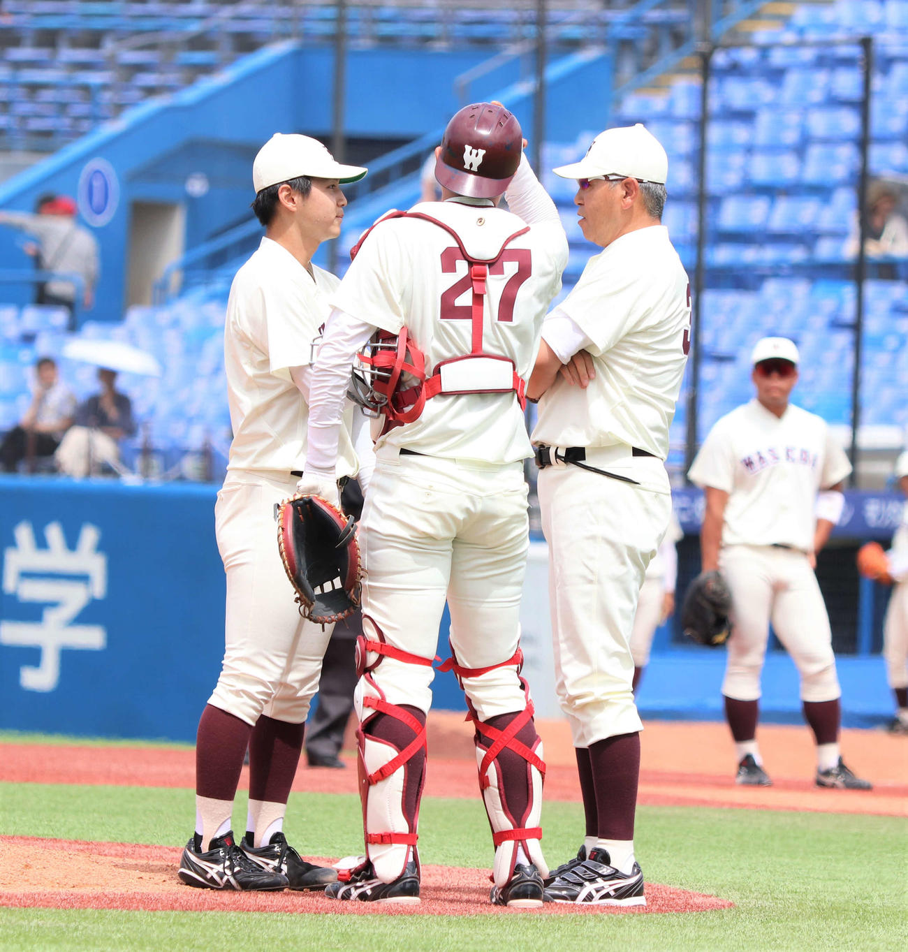 慶大対早大　1回裏慶大無死満塁、いきなり3連続四球を与えマウンドに集まる小宮山監督（右端）と早大バッテリー（撮影・黒須亮）