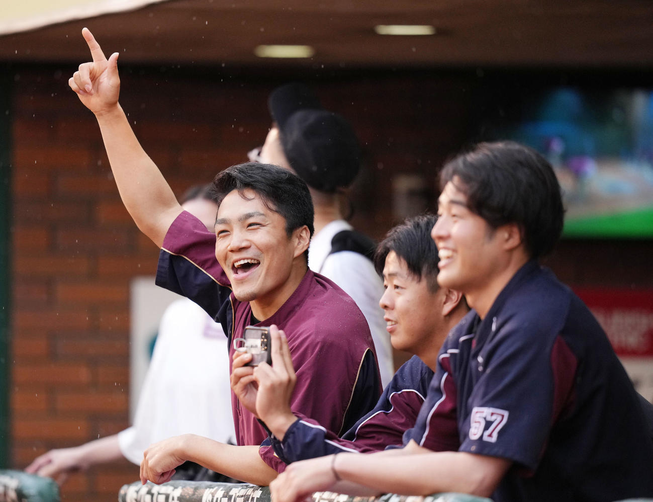 楽天対日本ハム　試合後、西川貴教のライブで盛り上がる、左から楽天則本、松井、瀧中（撮影・横山健太）