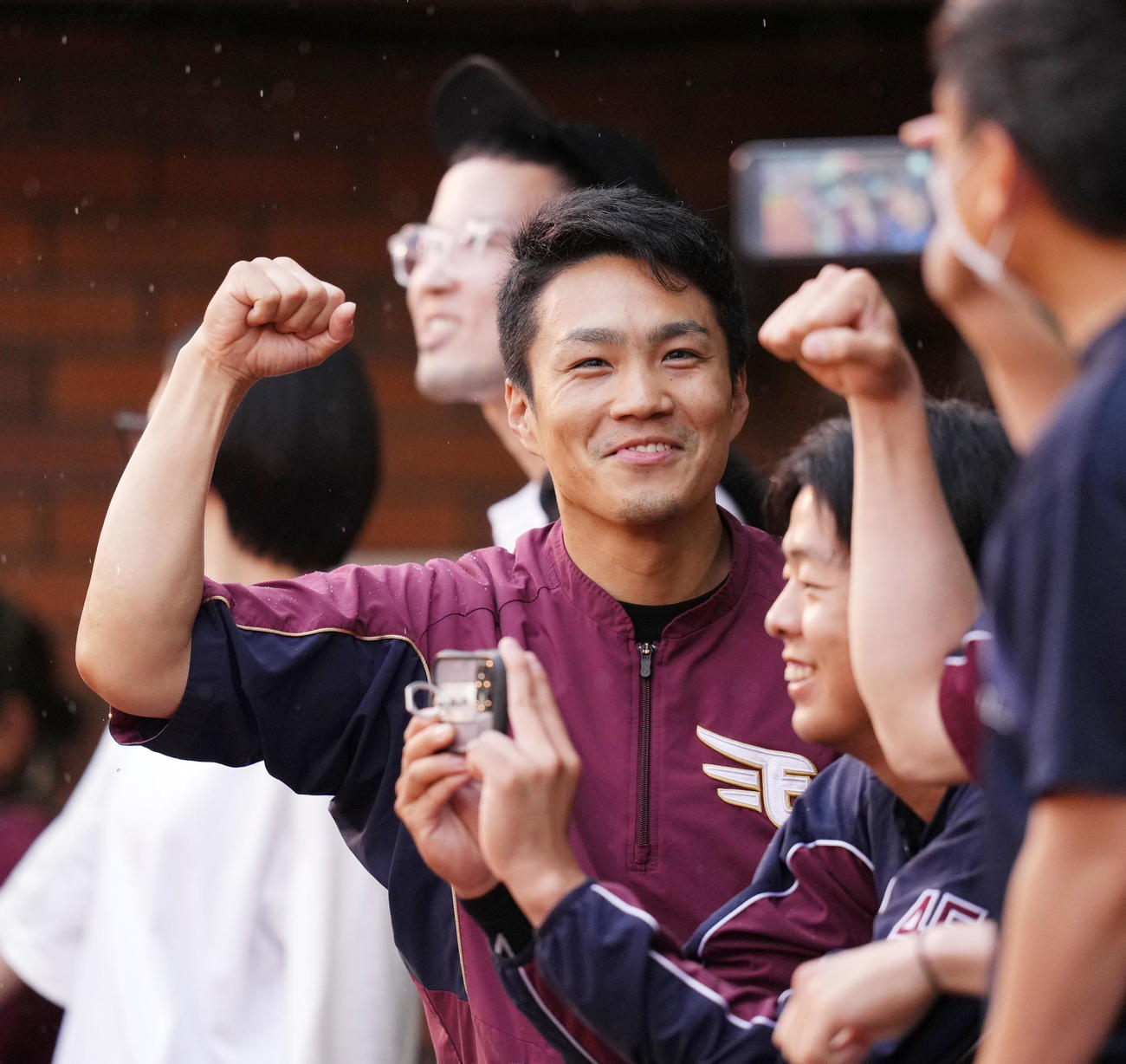 楽天対日本ハム　試合後、西川貴教のライブで盛り上がる楽天則本（撮影・横山健太）
