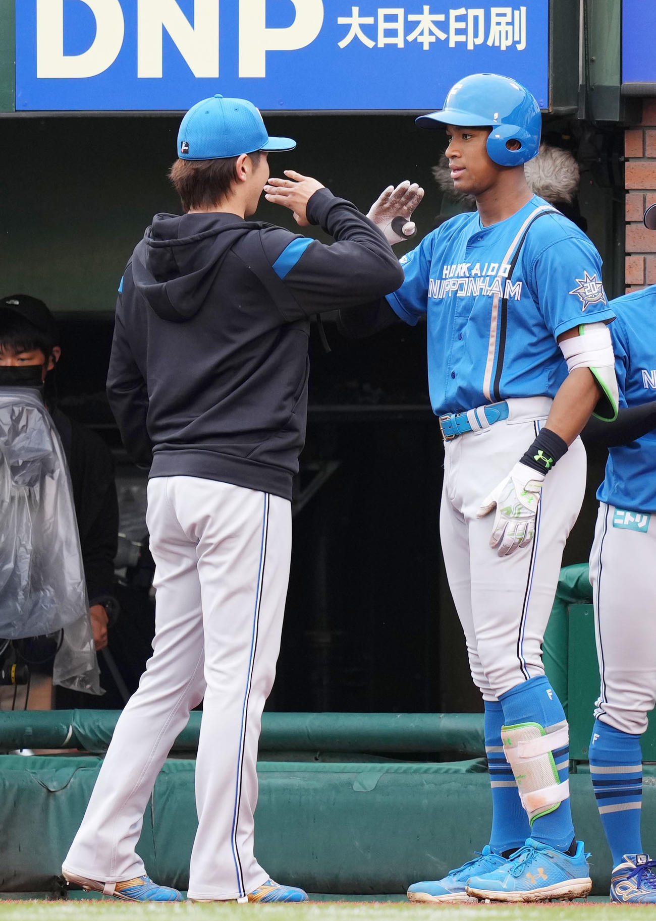 楽天対日本ハム　2回表日本ハム無死、左越え本塁打を放ちポーズを決める万波（右）（撮影・横山健太）