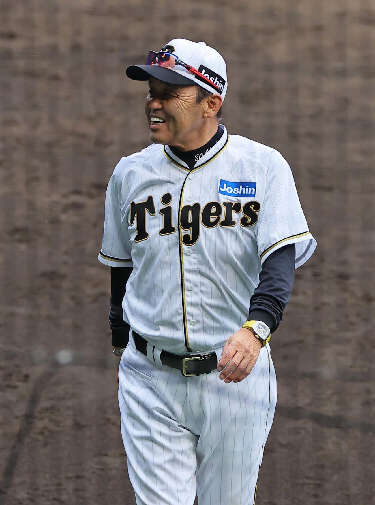 阪神対巨人　選手交代を告げた岡田彰布監督は笑顔を見せながらベンチに引き揚げる（撮影・上田博志）