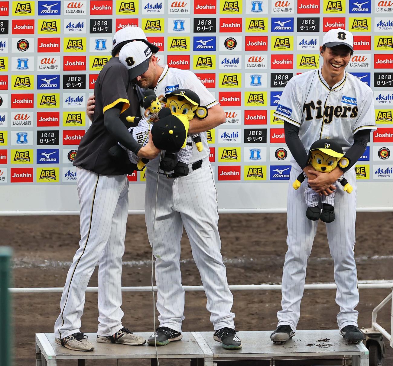 阪神対巨人　勝ち越し適時打を放ったノイジー（中央）に「I LOVE YOU」と抱擁する才木。右は湯浅（撮影・上田博志）