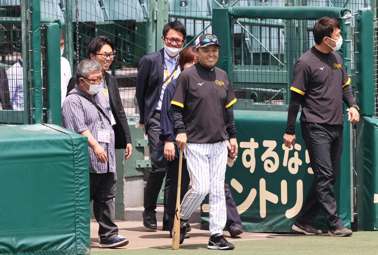 阪神対巨人　報道陣を引き連れ笑顔でグラウンド入りする阪神岡田監督（撮影・上山淳一）