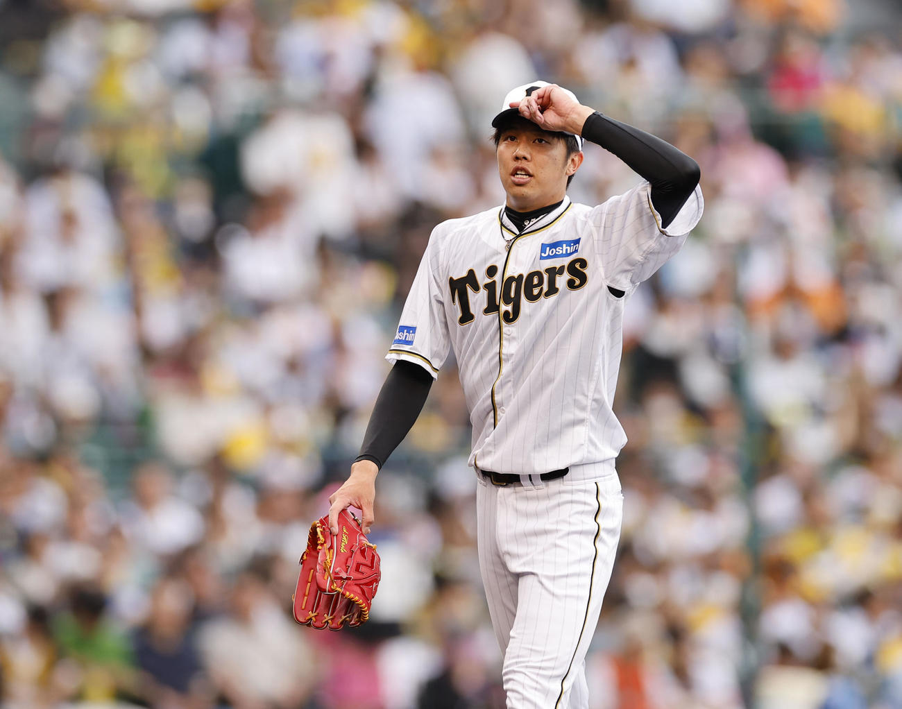阪神対巨人　8回表巨人2死一塁、降板する阪神才木（撮影・藤尾明華）