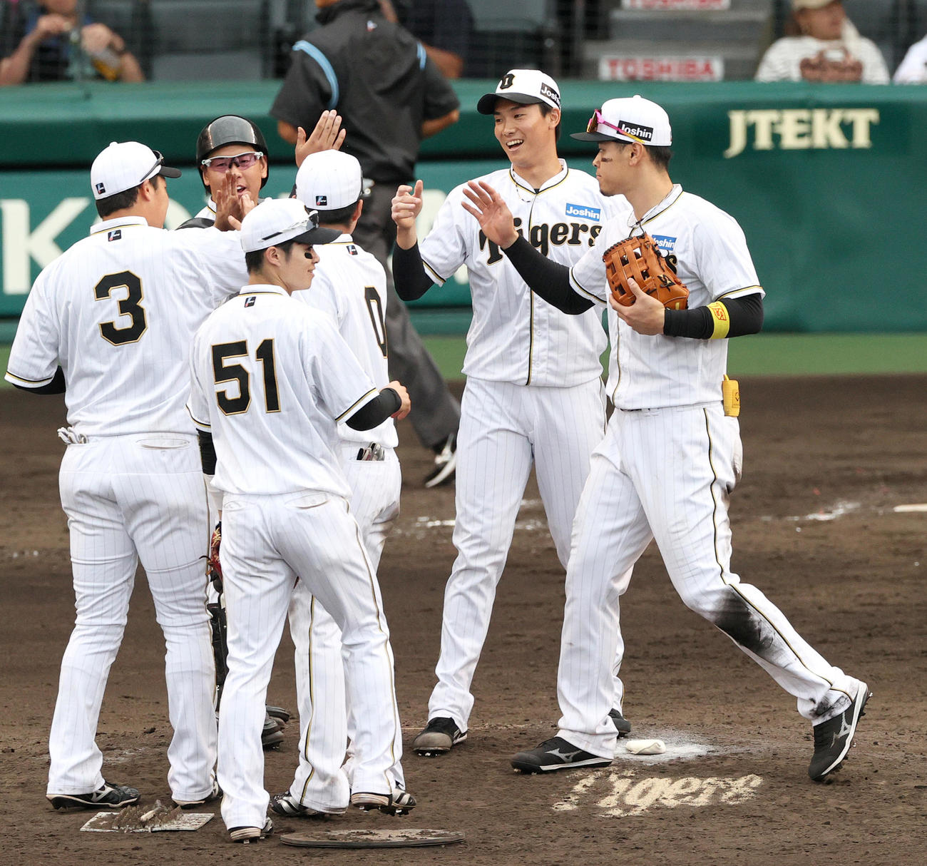 阪神対巨人　試合を締めた阪神湯浅（右から2人目）はナインと笑顔でタッチをかわす（撮影・上山淳一）
