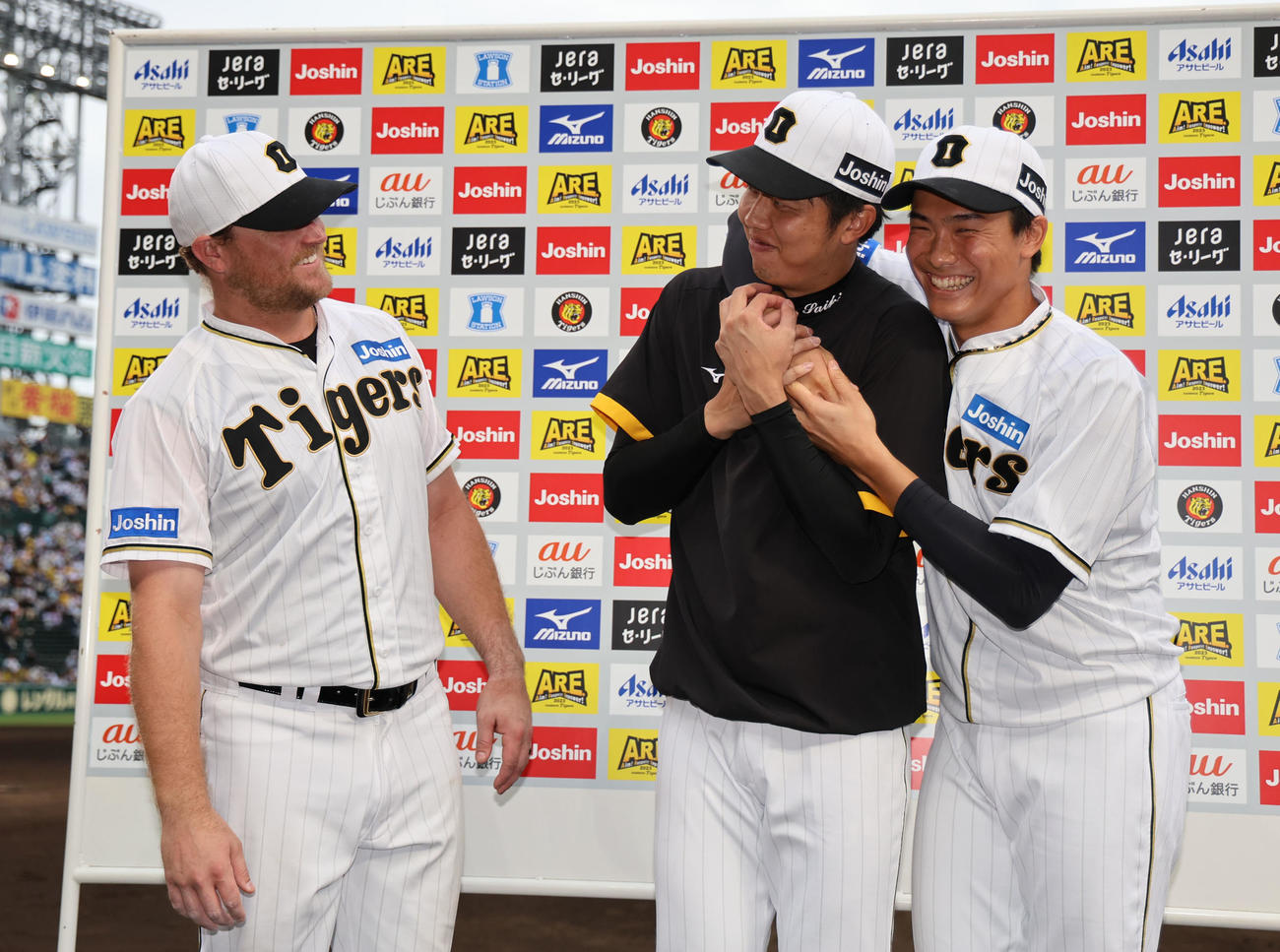 阪神対巨人　お立ち台でじゃれ合う阪神才木（中央）と湯浅。左はノイジー（撮影・藤尾明華）
