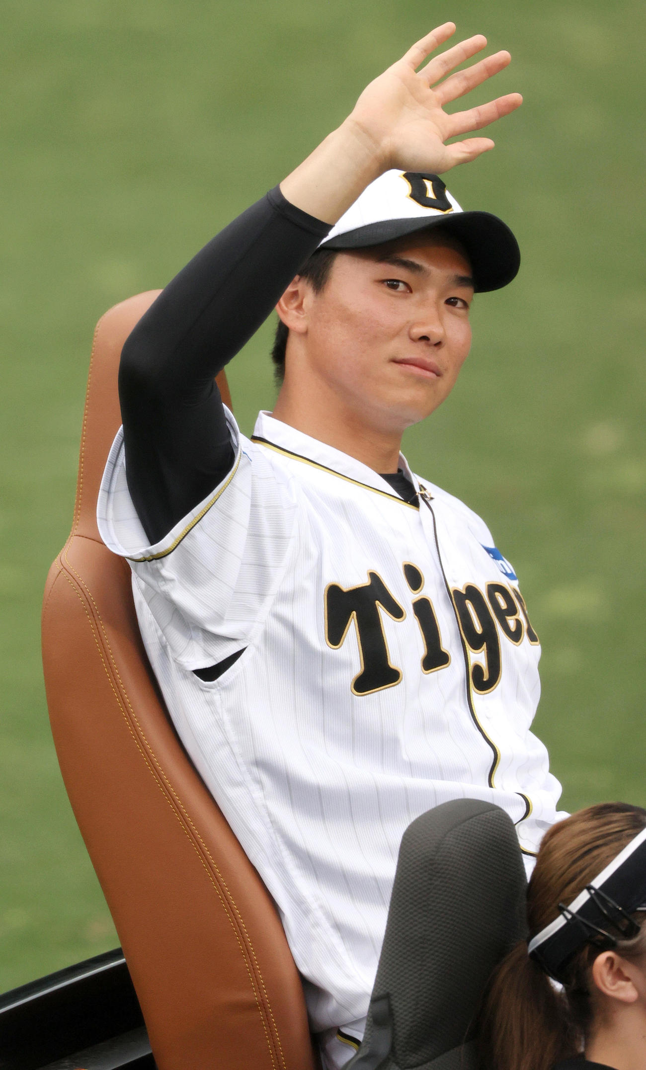 阪神対巨人　ファンの歓声に手を振って応える阪神湯浅（撮影・上山淳一）