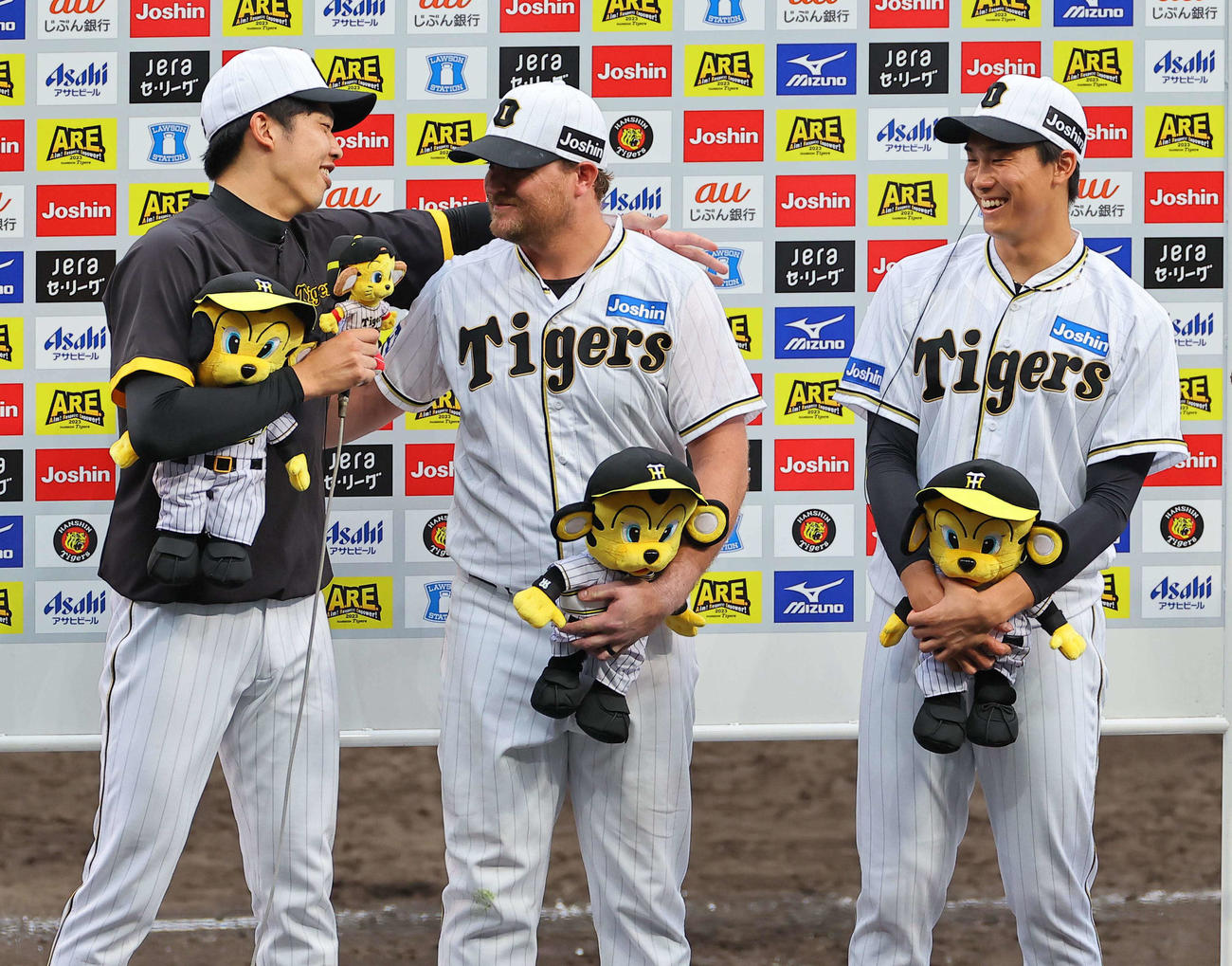阪神対巨人　勝ち越し適時打を放ったノイジー（中央）に「I LOVE YOU」と抱擁する才木。右は湯浅（撮影・上田博志）