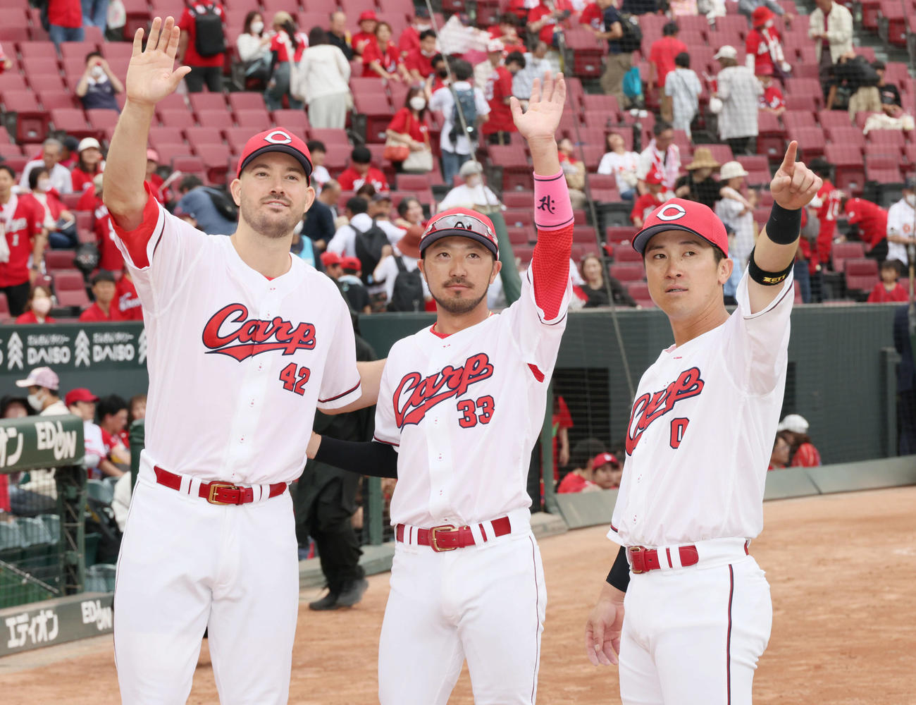 広島対ヤクルト　ファンの声援に応える、左からアンダーソン、菊池、上本（撮影・加藤孝規）