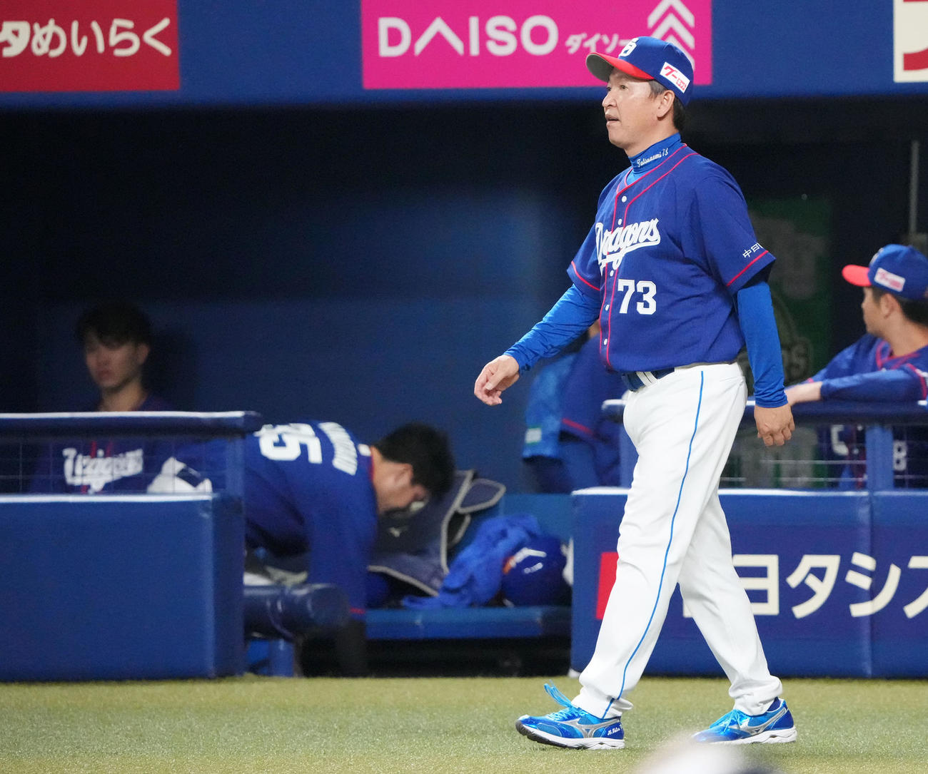 中日対DeNA 6回終了、選手交代を告げる立浪監督（撮影・森本幸一）