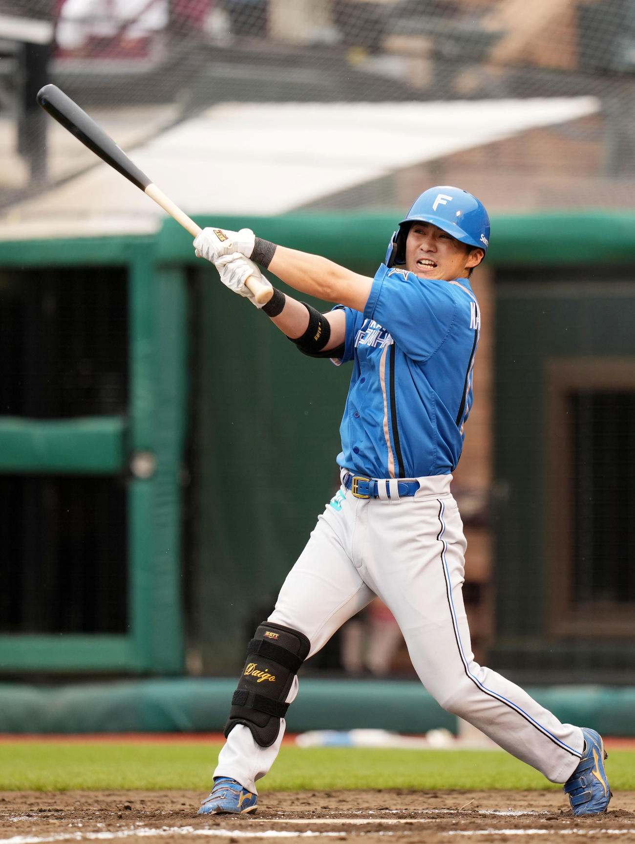 楽天対日本ハム　4回表日本ハム1死二、三塁、中犠飛を放つ上川畑（撮影・横山健太）