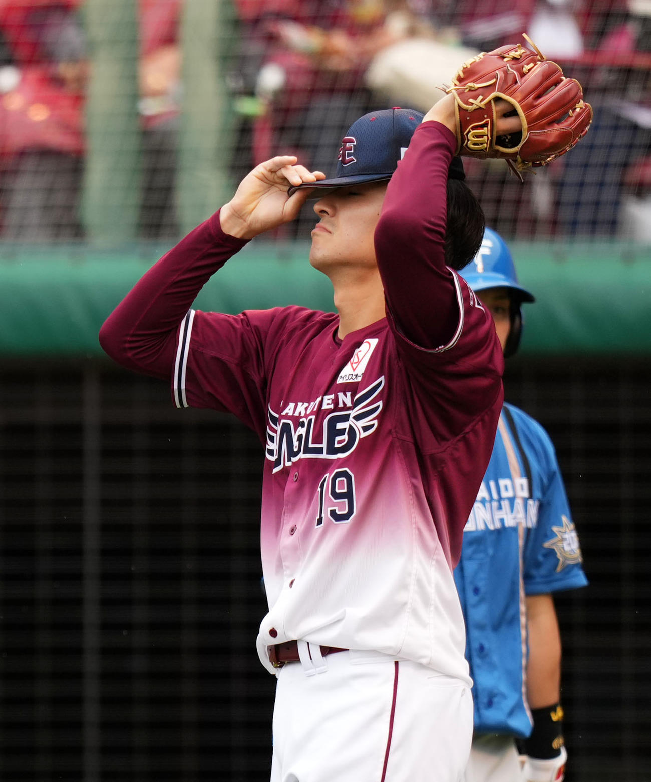 楽天対日本ハム　4回表日本ハム1死二、三塁、上川畑大悟に中犠飛を浴び肩を落とす荘司（撮影・横山健太）