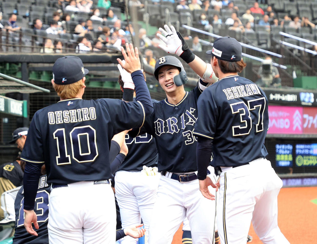 西武対オリックス　5回表オリックス1死三塁、広岡（中央）は左越え2点本塁打を放ちベンチ前で喜ぶ（撮影・鈴木正人）