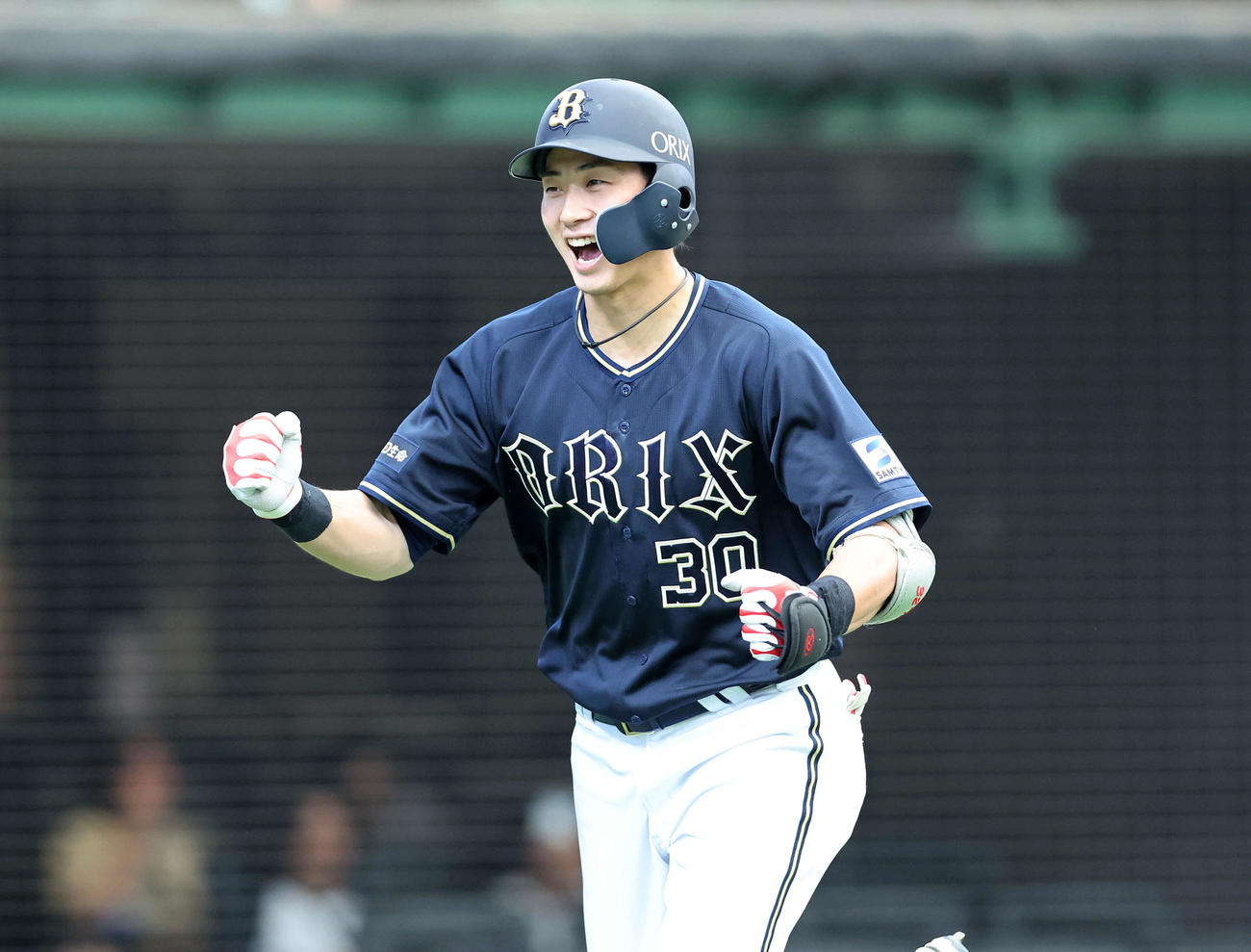 西武対オリックス　5回表オリックス1死三塁、広岡は左越え2点本塁打を放ちガッツポーズ（撮影・鈴木正人）