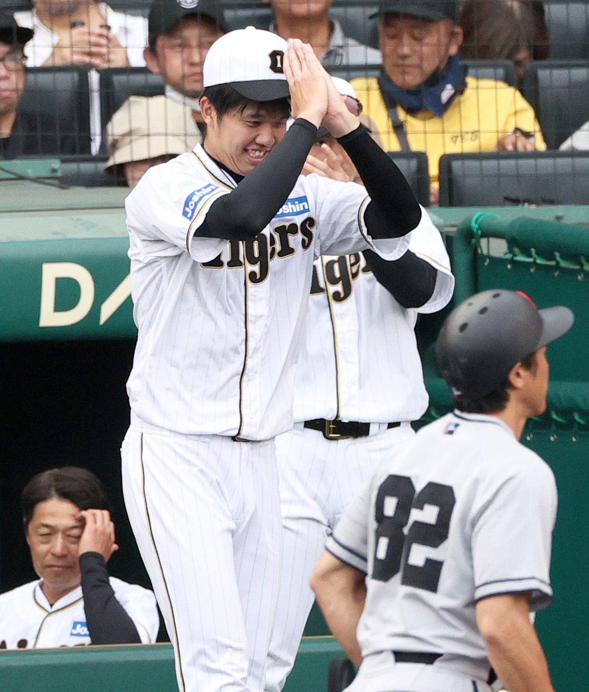 阪神対巨人　8回2死で登板した岩貞が後続を抑え感謝する才木（左から2人目）（撮影・上山淳一）