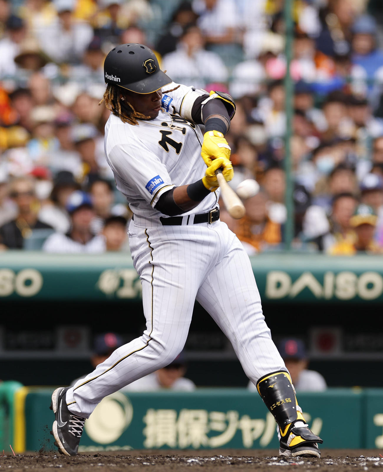 阪神対巨人　4回裏阪神2死、ミエセスが左越えに先制ソロを放つ（撮影・藤尾明華）