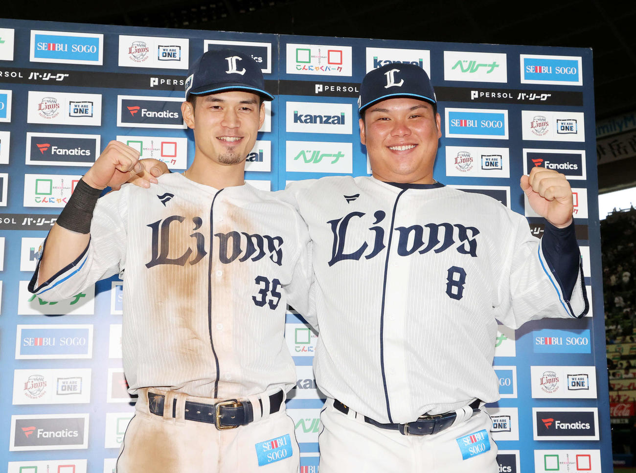 西武対オリックス　勝利し笑顔でガッツポーズする西武若林（左）と渡部（撮影・鈴木正人）